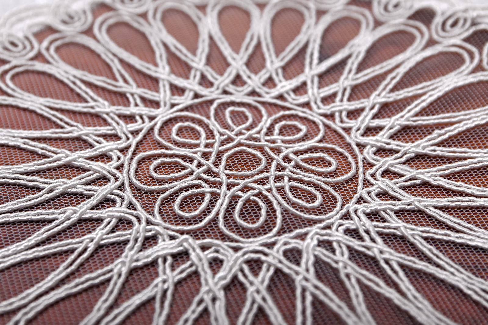 El Vino bársony asztali futó fehér színű, fehér csipkével 50x50 cm