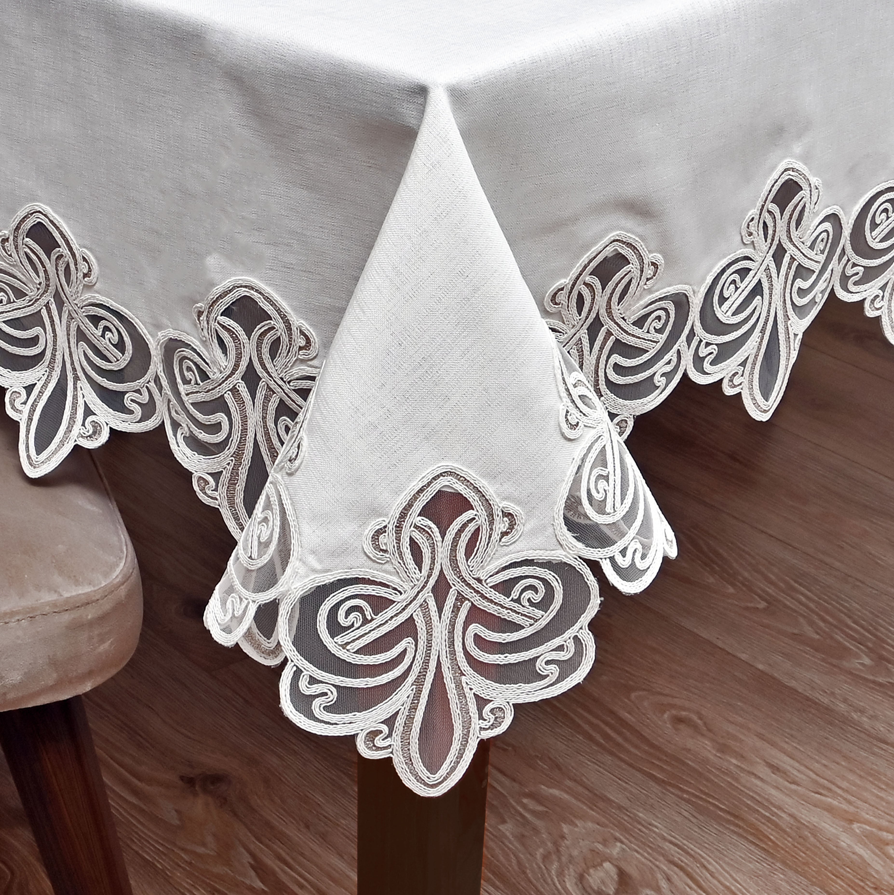 Viento Lüx asztalterítő törtfehér  arany csipkével 160 x 220 cm