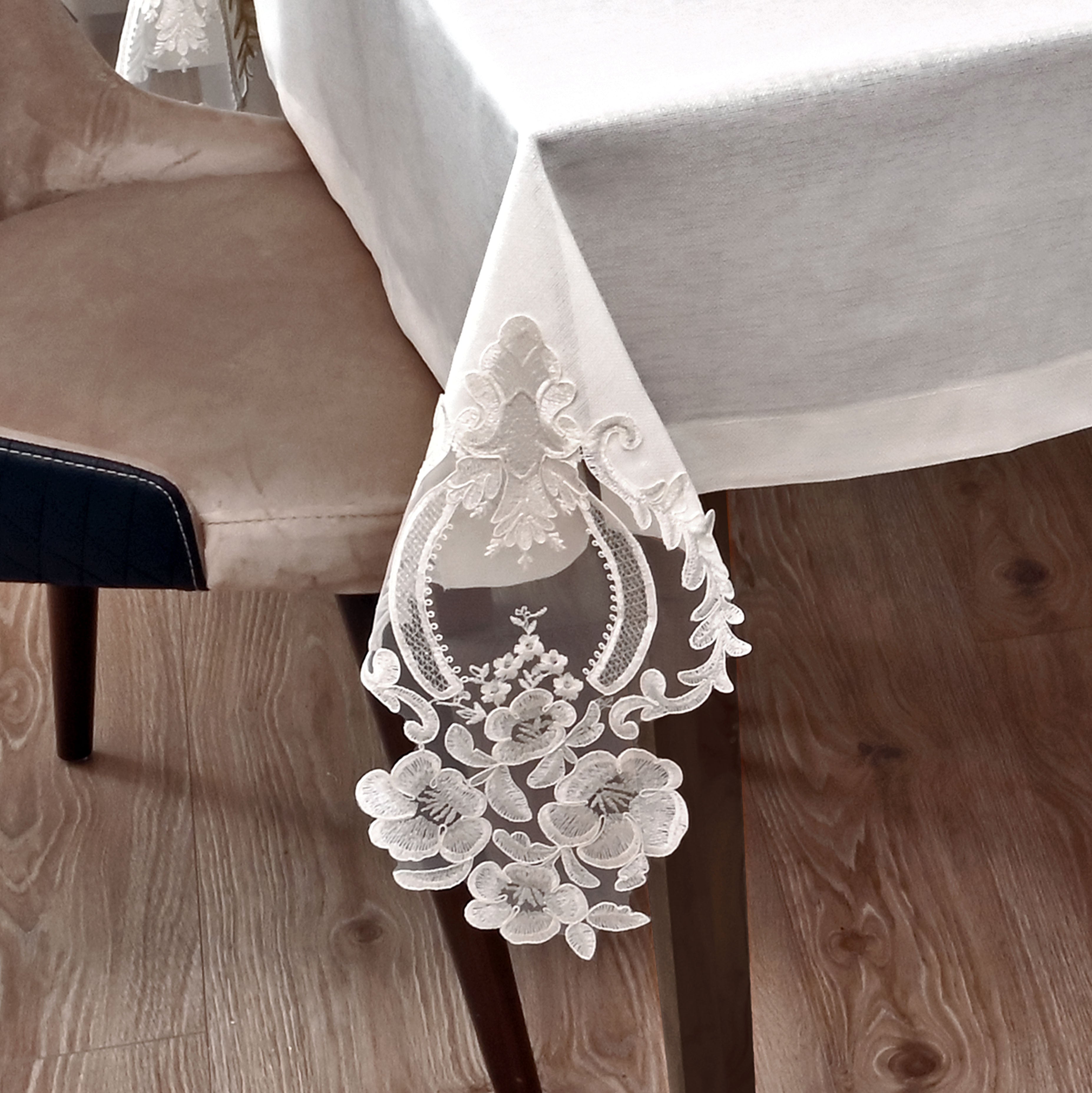 Zahira Lüx asztalterítő, fehér selyem, ezüst csipkével 160x220