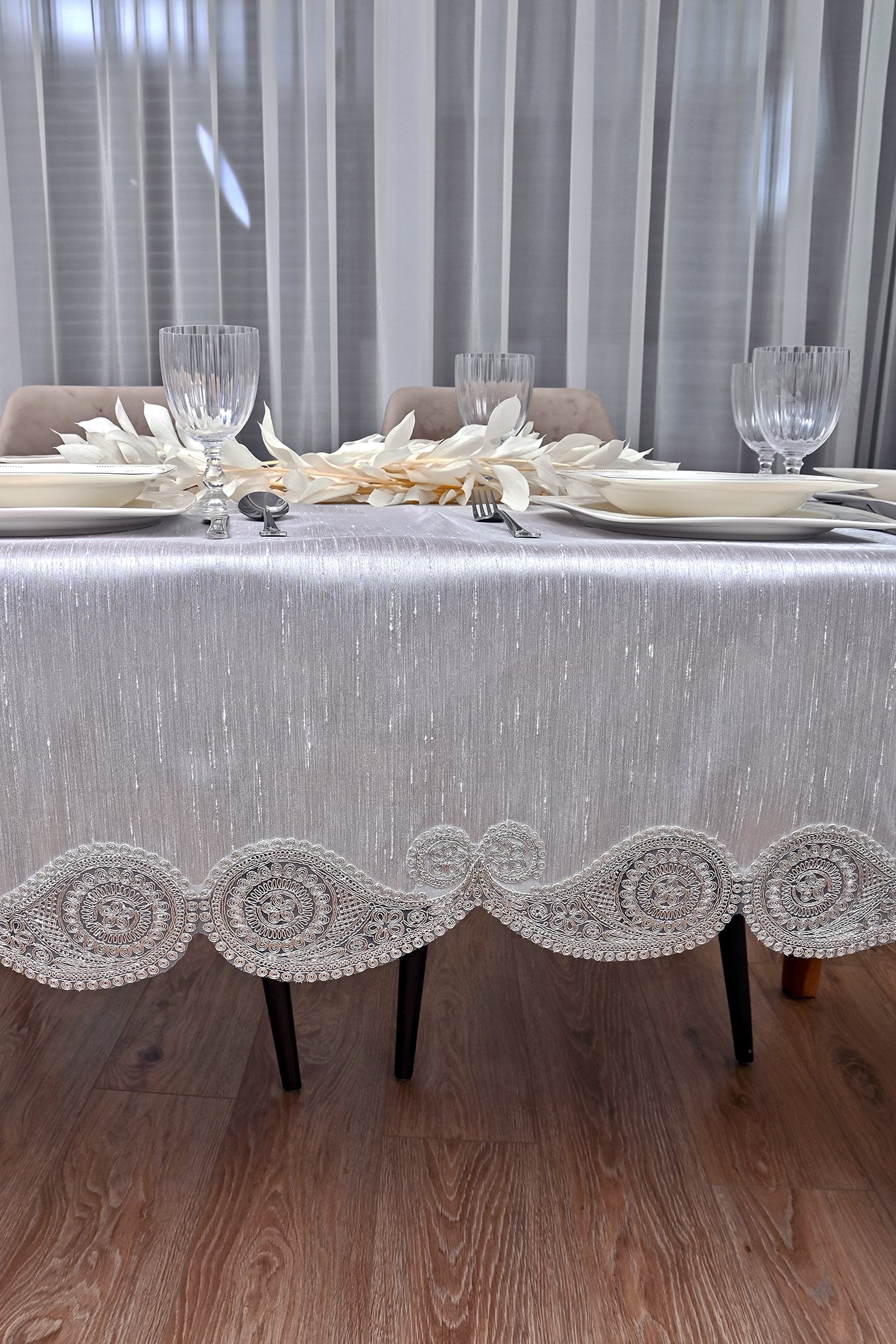 Salkim Lüx asztalterítő, tört fehér, selyem, arany csipkével  160x220