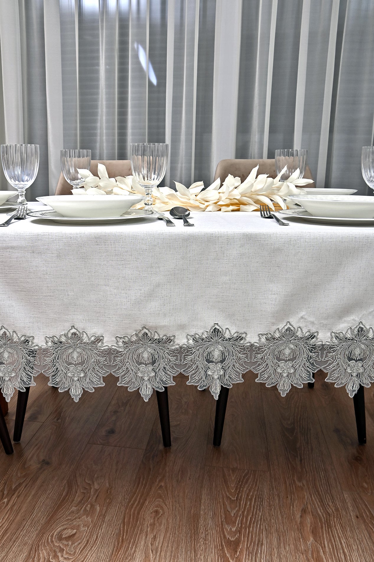 Taj Mahal Lüx asztalterítő tört fehér vászon, ezüst csipkével 160x220