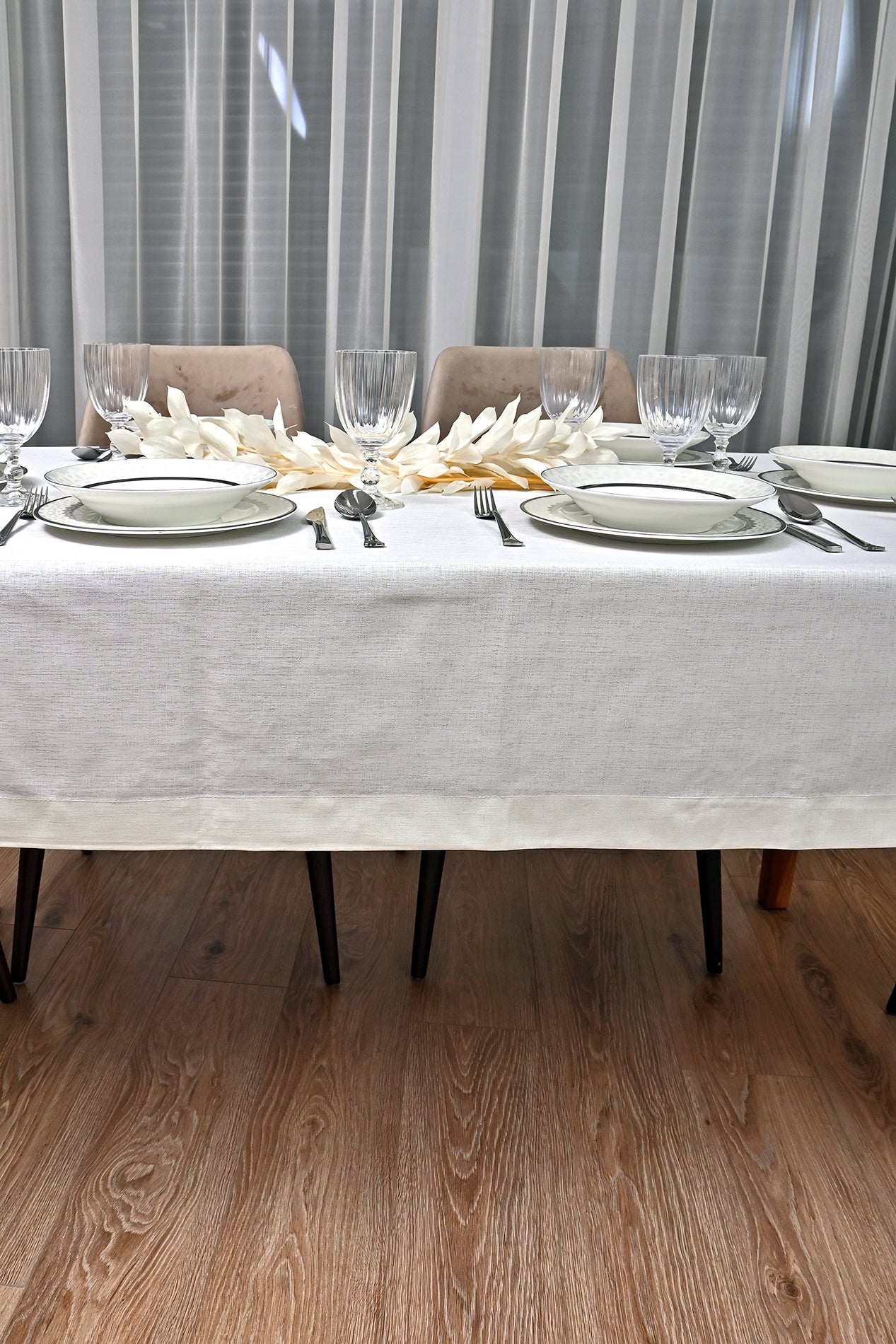 Cinar Eko asztalterítő, tört fehér vászon, nagy ezüst csipkével 160x220