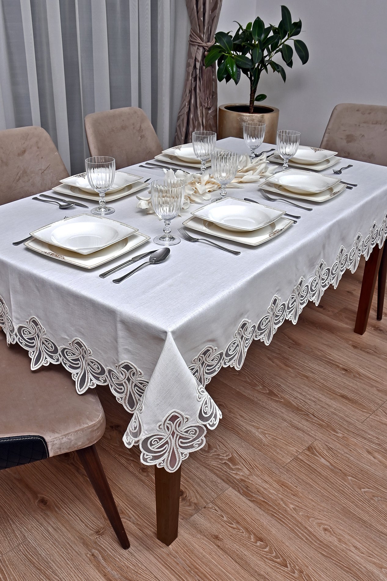 Viento Lüx asztalterítő törtfehér  arany csipkével 160 x 220 cm