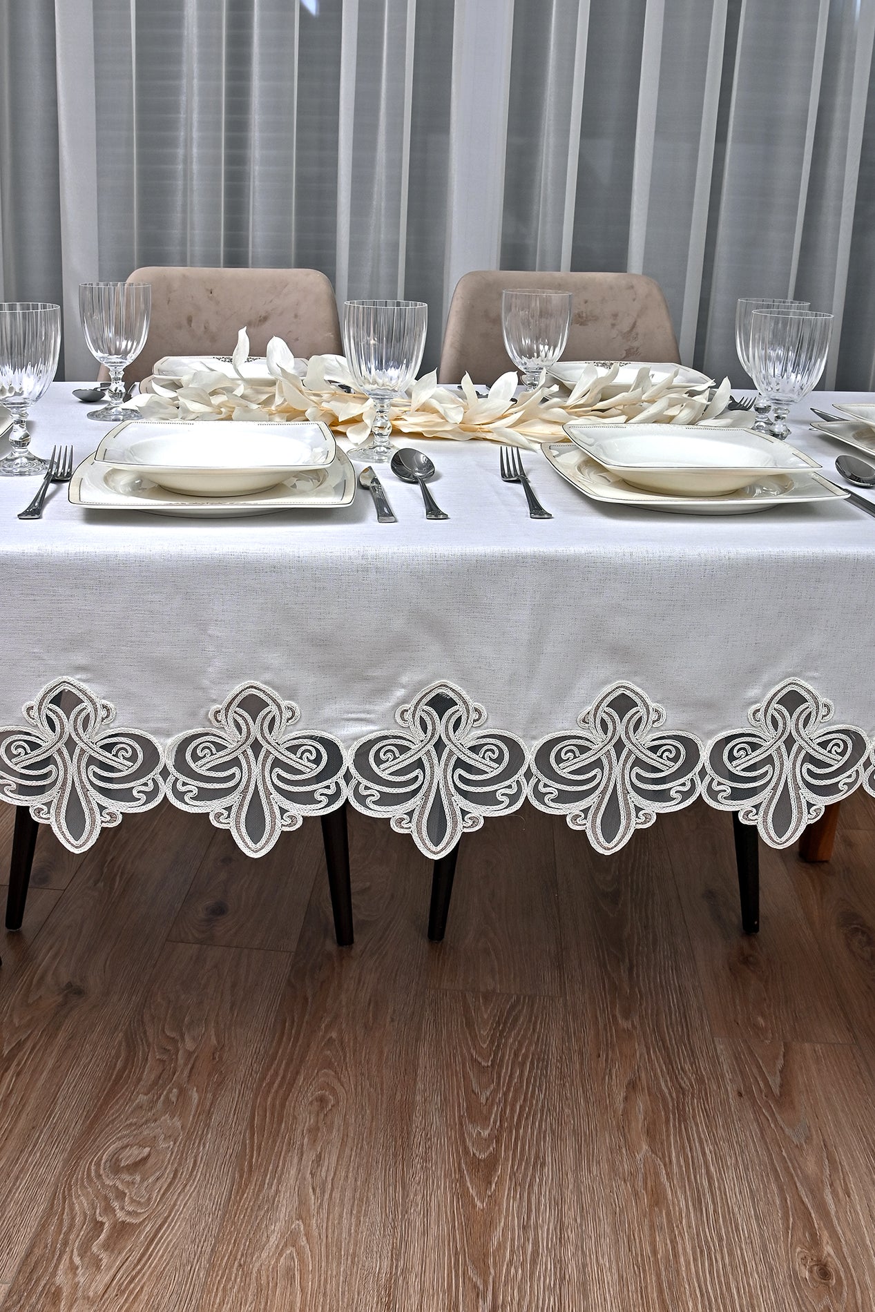 Viento Lüx asztalterítő törtfehér  arany csipkével 160 x 220 cm