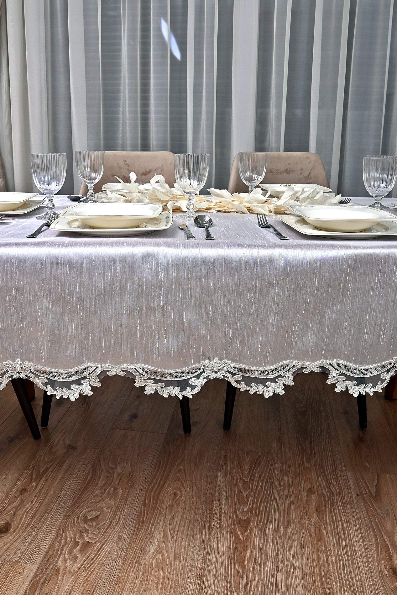 Zahira Lüx asztalterítő, fehér selyem, ezüst csipkével 160x220