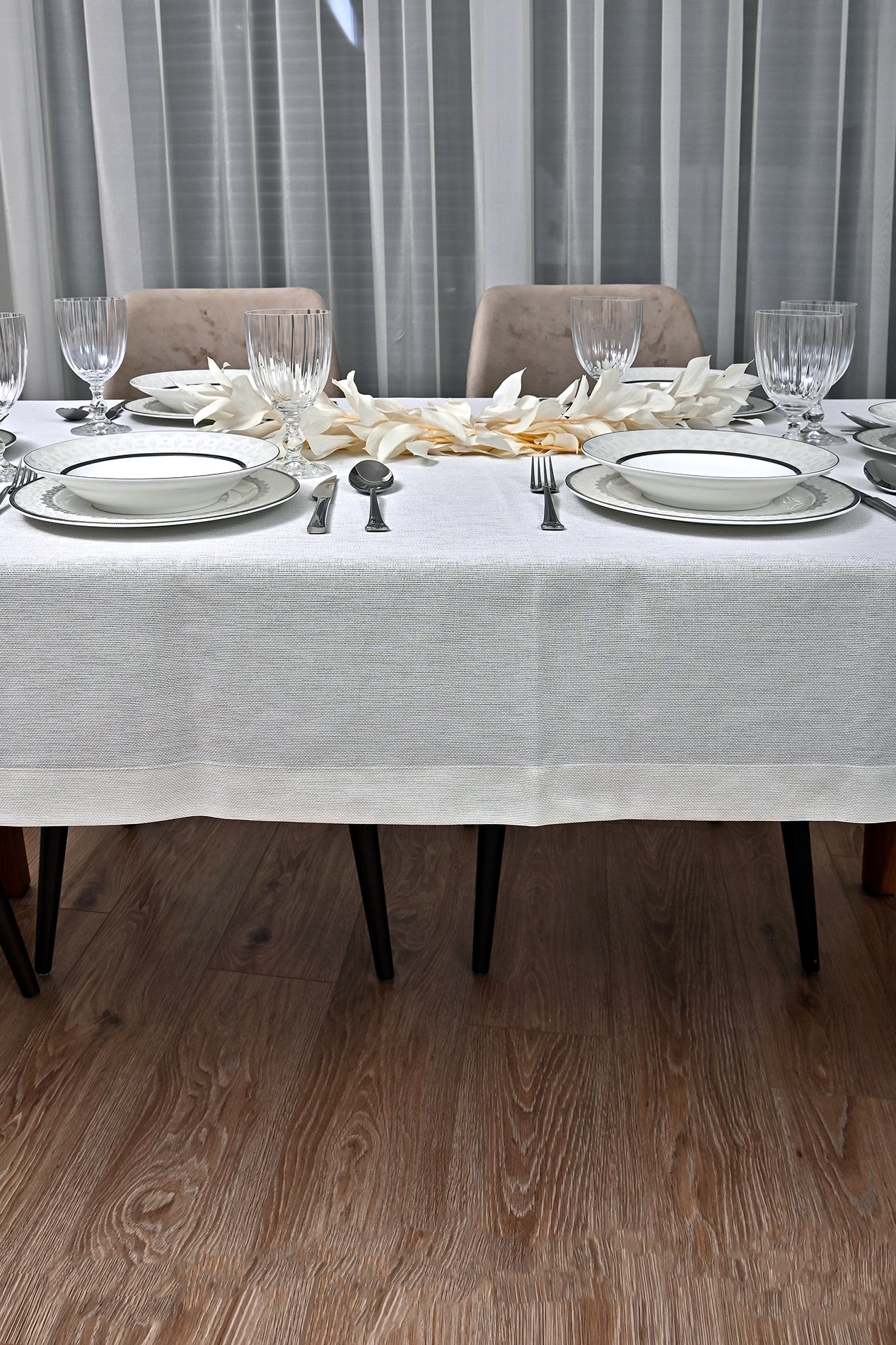 Taj Mahal Eko asztaliterítő,  szürke vászon, szemcsés, ezüst csipkével 160x220