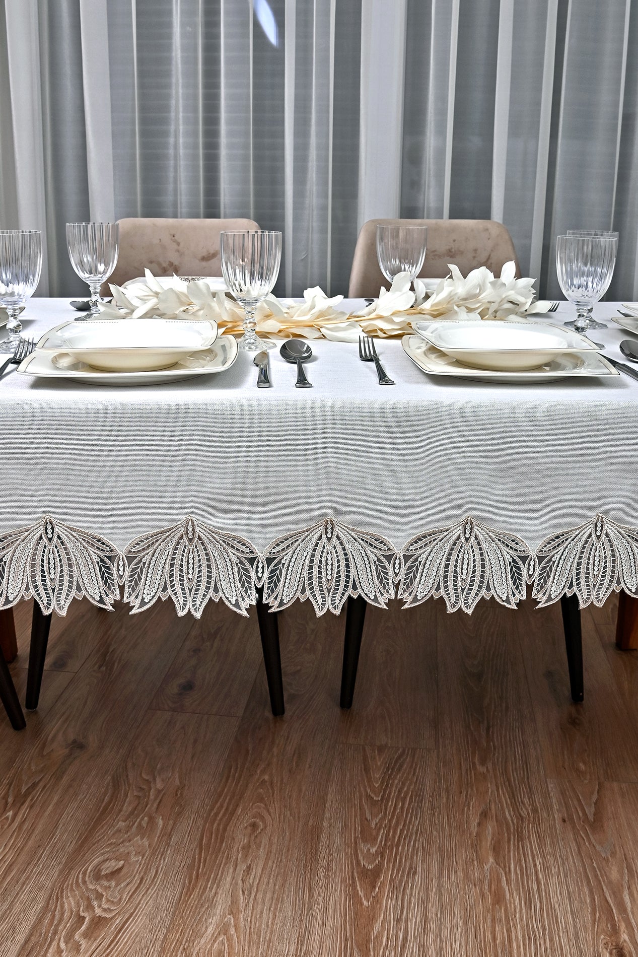 Kaktus Lüx asztalterítő, tört fehér szemcsés vászon, arany csipkével 160x220