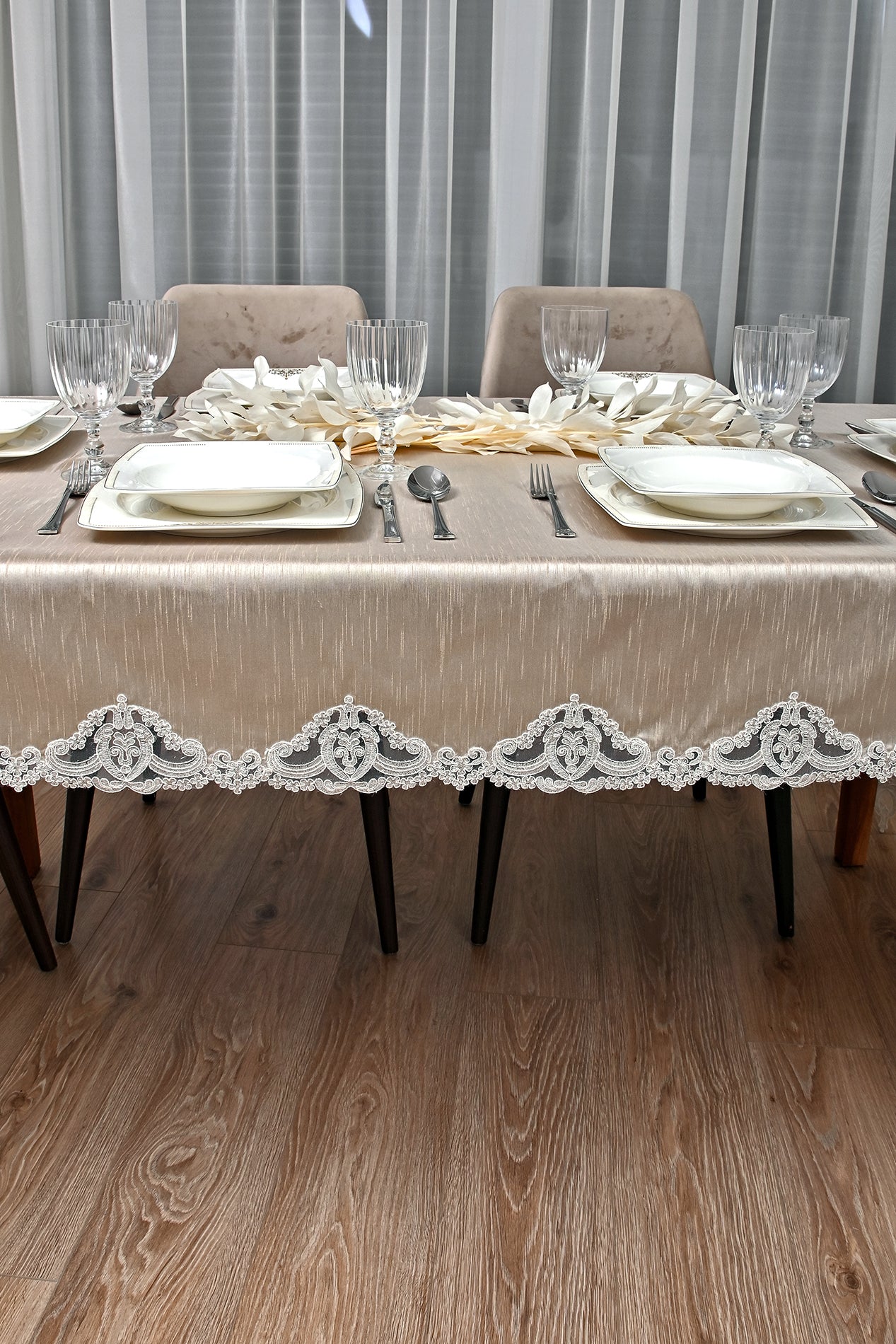 Körfez Lüx, selyem asztalterítő bézs színű, arany csipkével 160x220