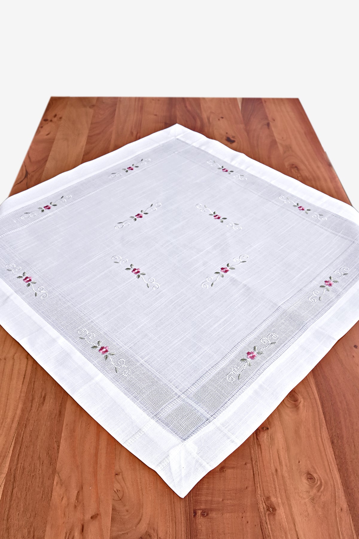 Bahar asztalterítő, fehér, apró virághímzéssel  85 x 85 cm