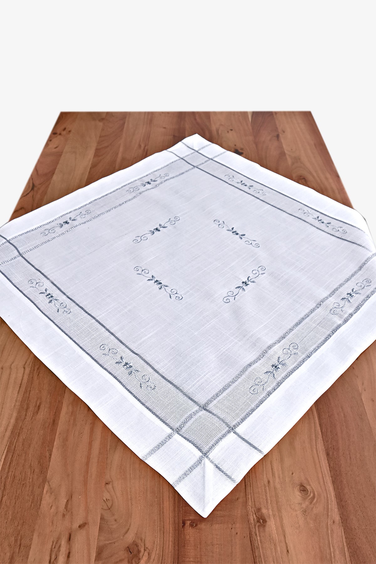 Parla asztalterítő, fehér, ezüst apró virághímzéssel  85 x 85 cm