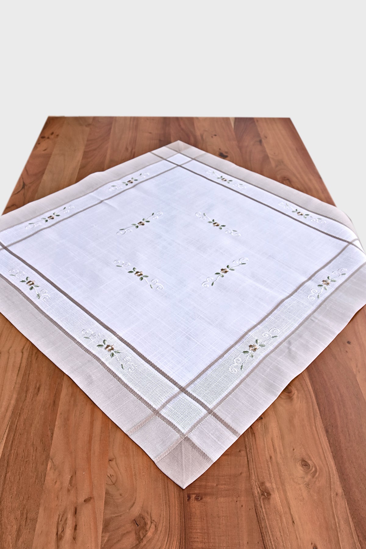 Bahar asztalterítő, fehér-bézs, apró virághímzéssel  85 x 85 cm