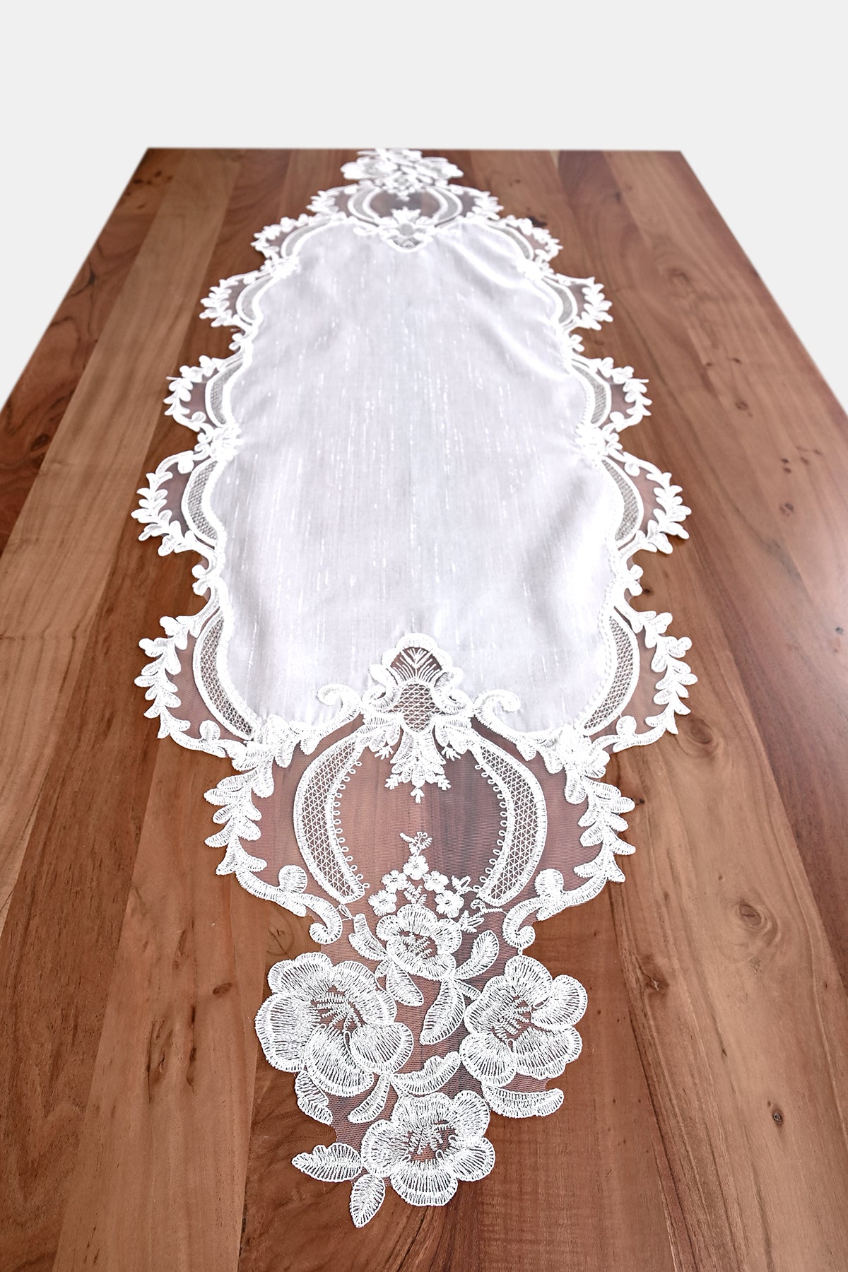 Zahira Lüx asztali futó, fehér vászon, ezüst csipkével 40x155 cm