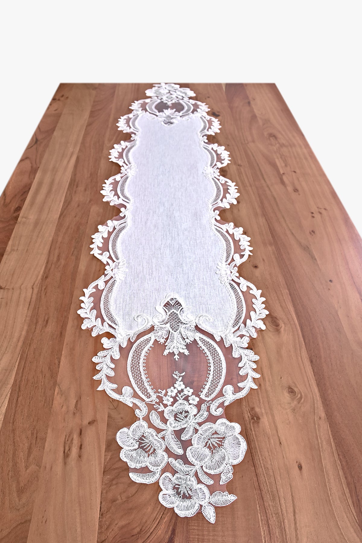 Zahira Lüx asztali futó, fehér vászon, ezüst csipkével 40x155 cm