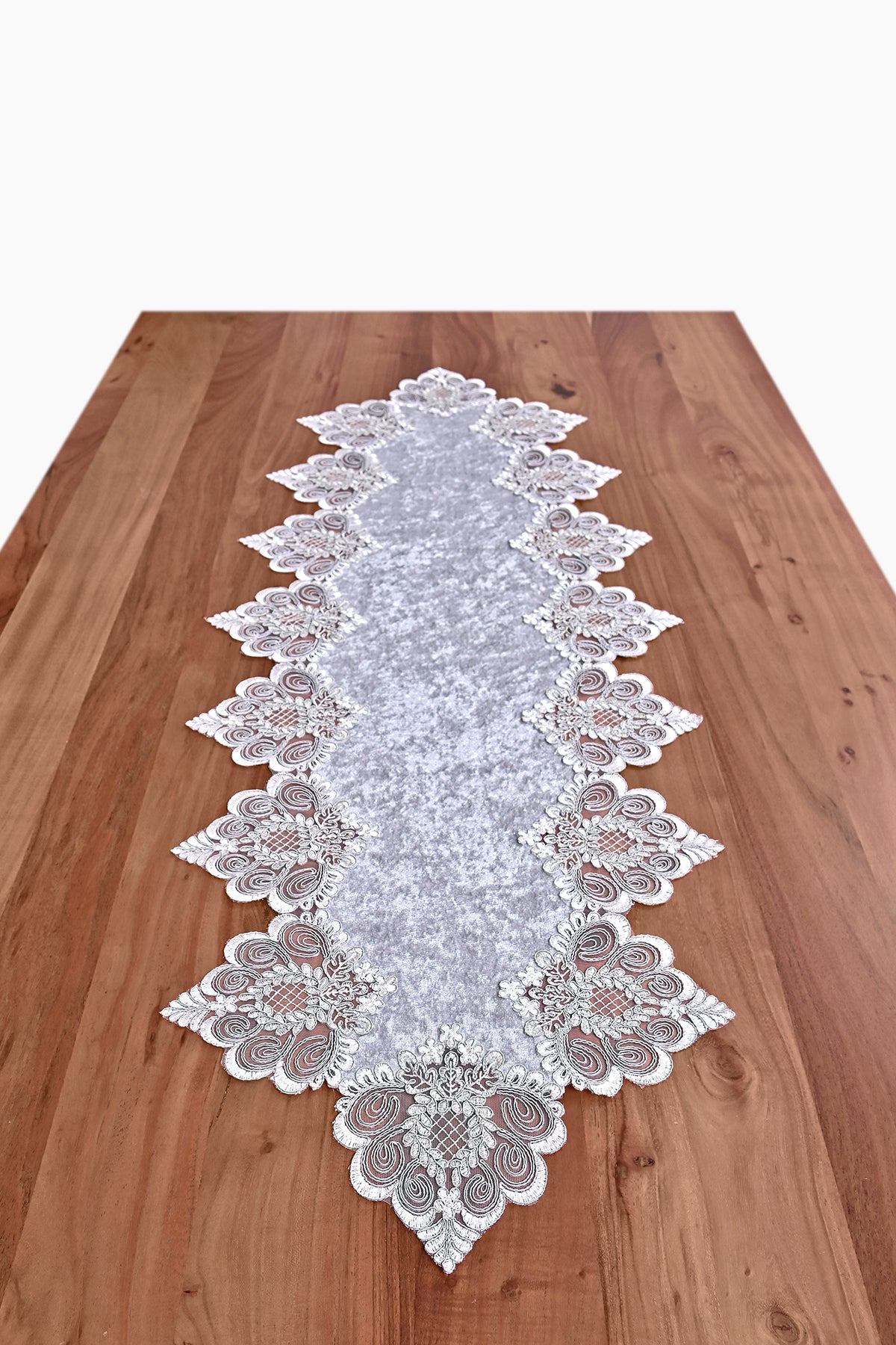 Valentino bársony asztali futó szürke színű, ezüst csipkével 40 x 100 cm