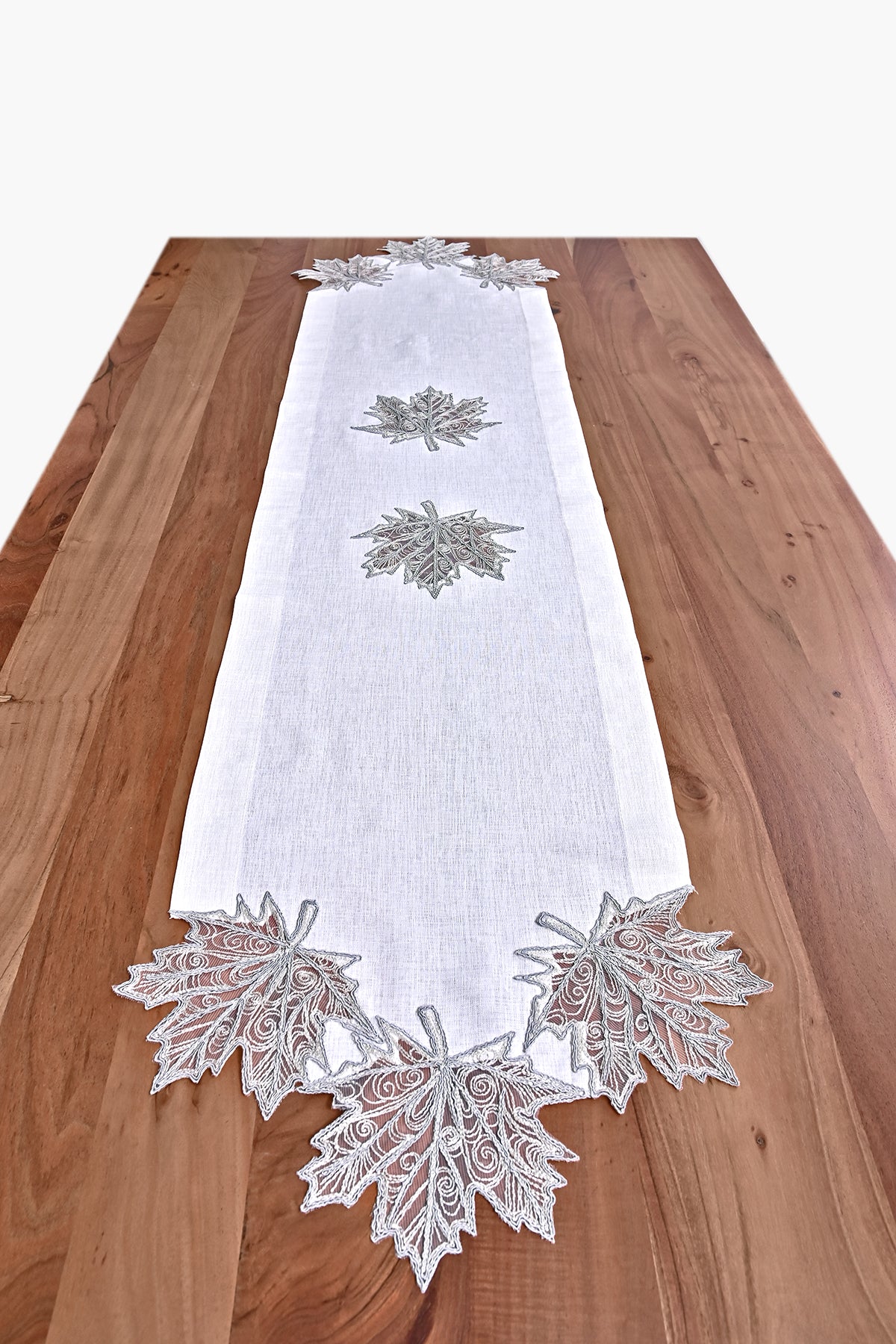 Cinar Eko asztali futó, tört fehér vászon, ezüst nagy csipkével 40x155 cm
