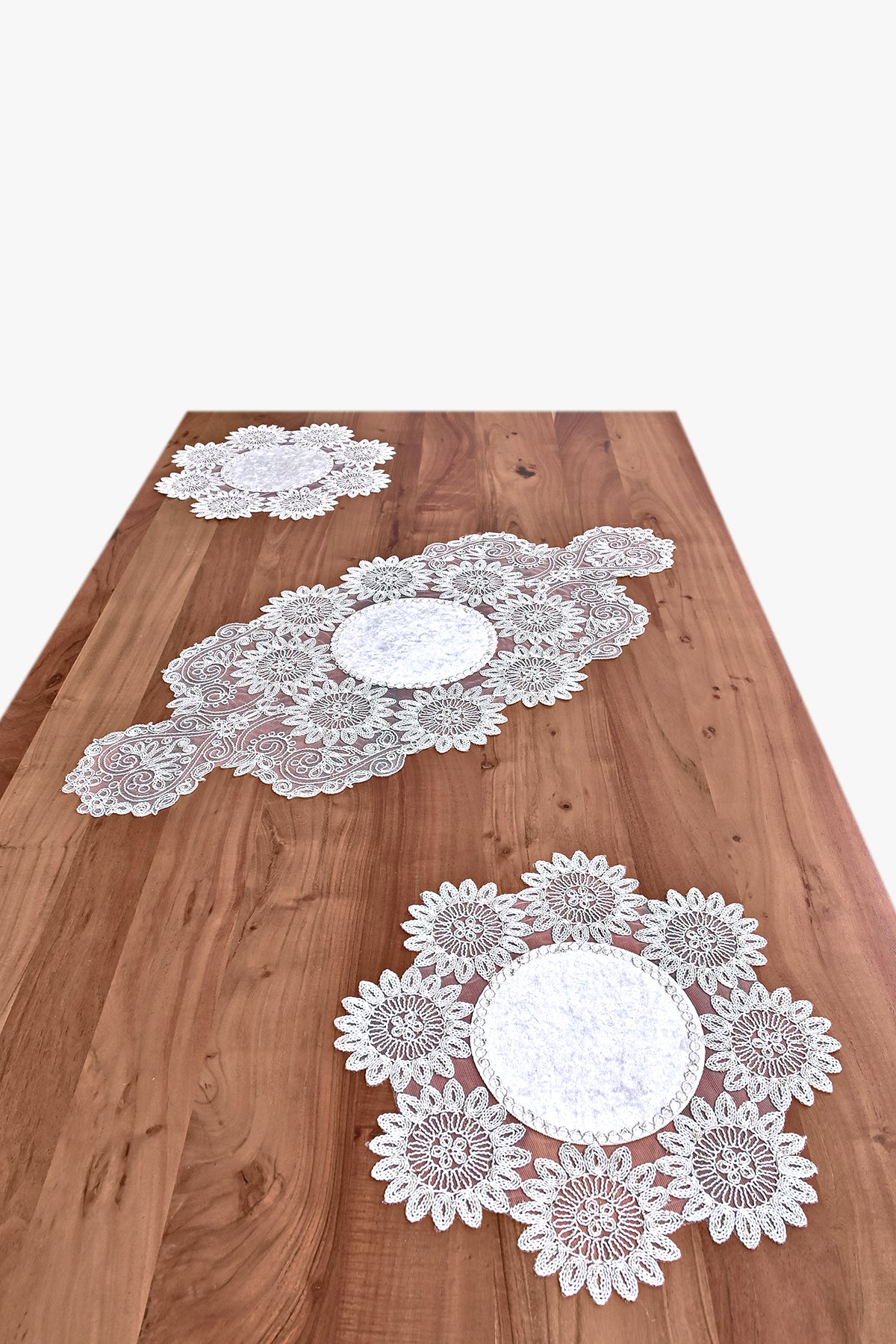 Leyla bársony asztali futó szett, 3 darabos, bézs színű, arany csipkével 40x95 cm