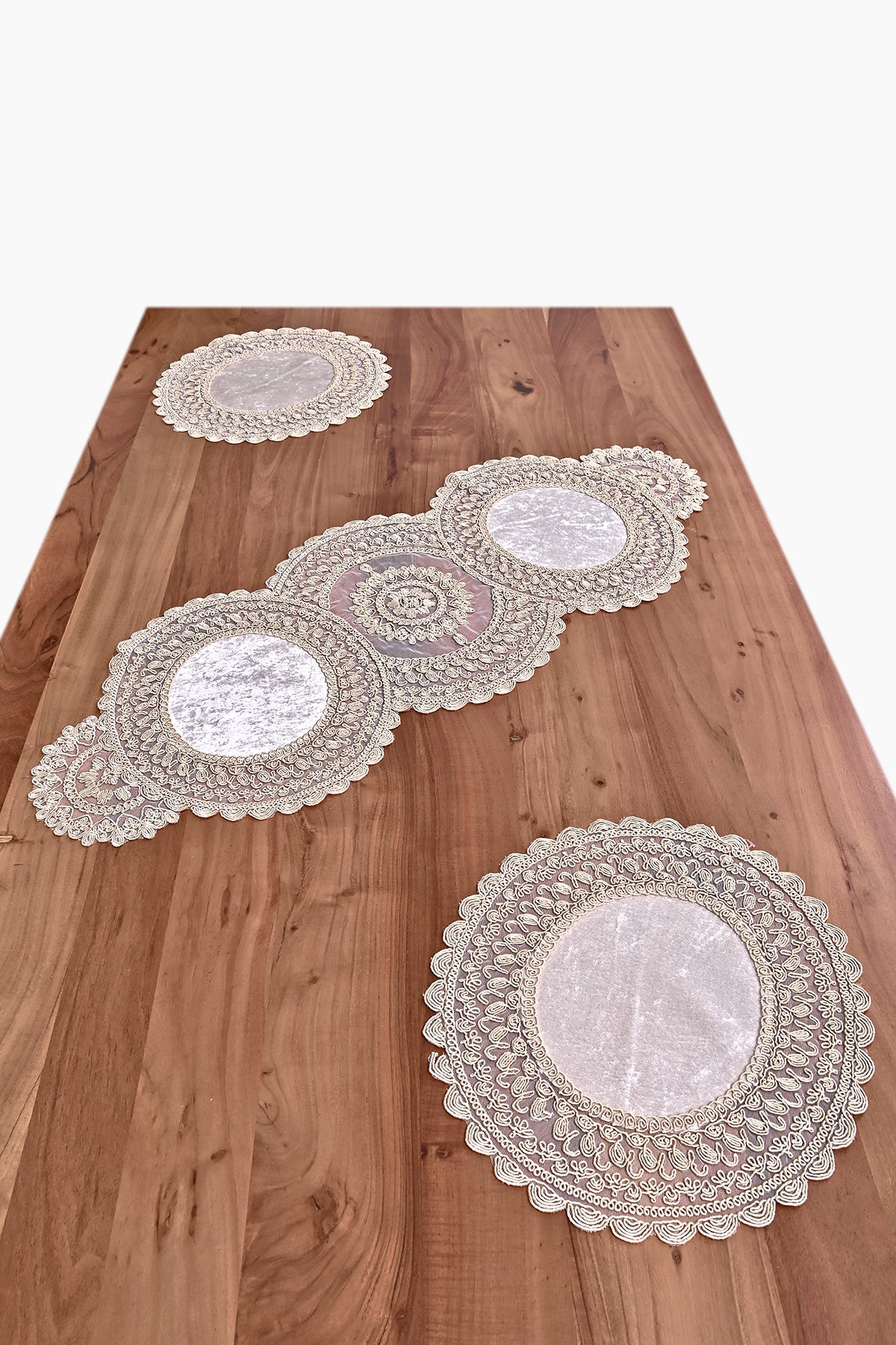 Lara bársony asztali futó szett, 3 darabos, bézs színű, arany csipkével 40x95 cm