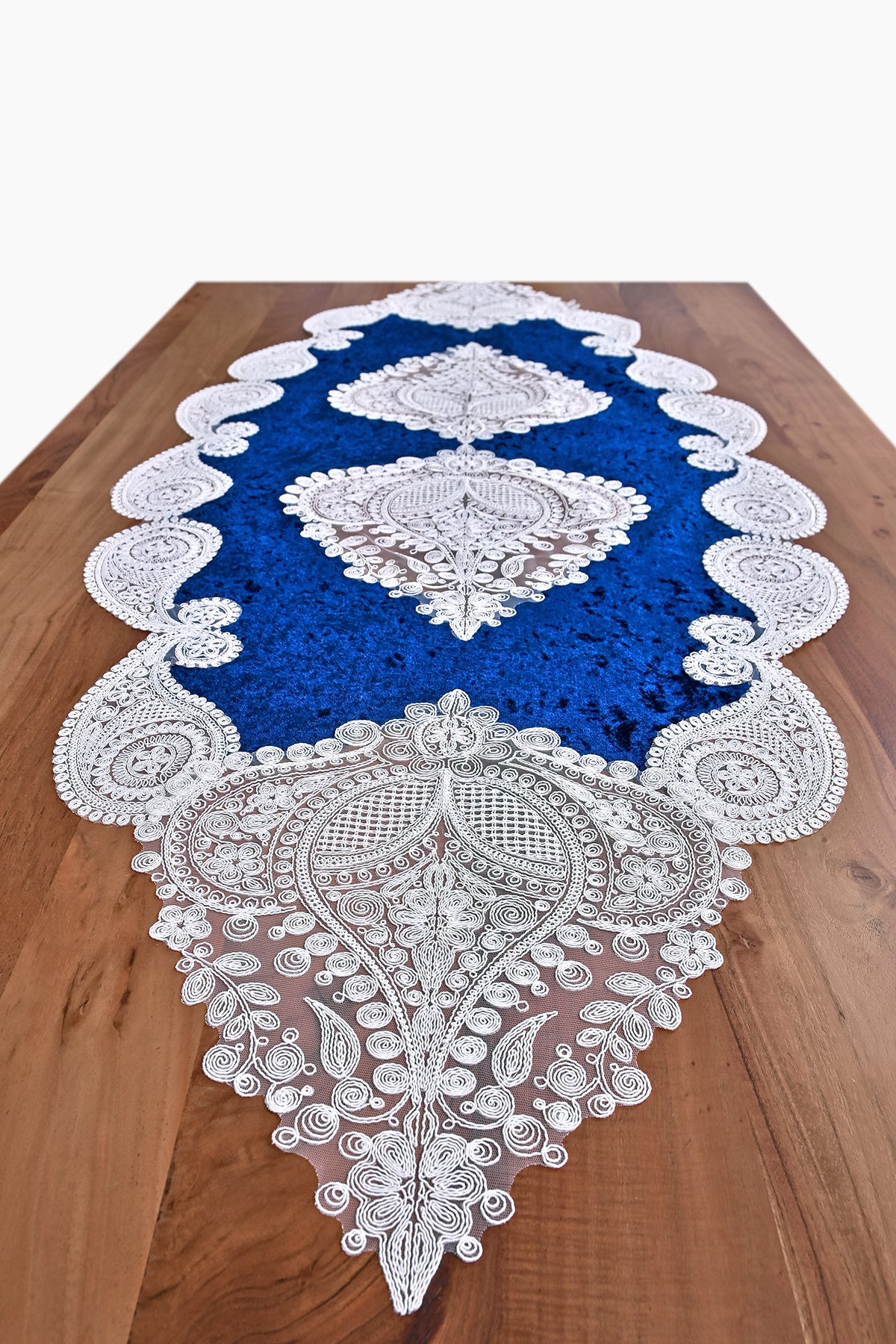 Salkim bársony asztali futó kék színű, fehér csipkével 60x155 cm