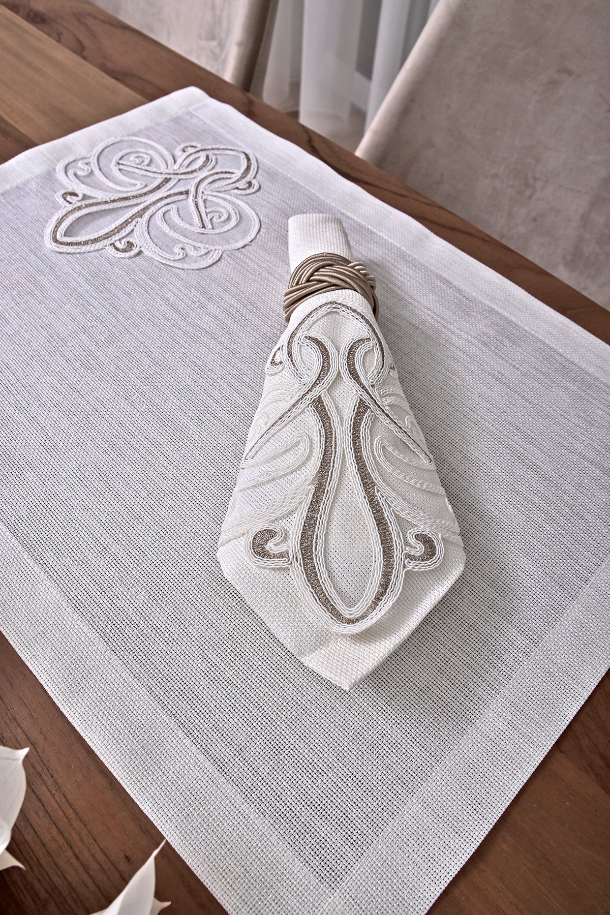 Viento Lüx, 6 darabos tányéralátét szett tört fehér vászon, arany csipkével