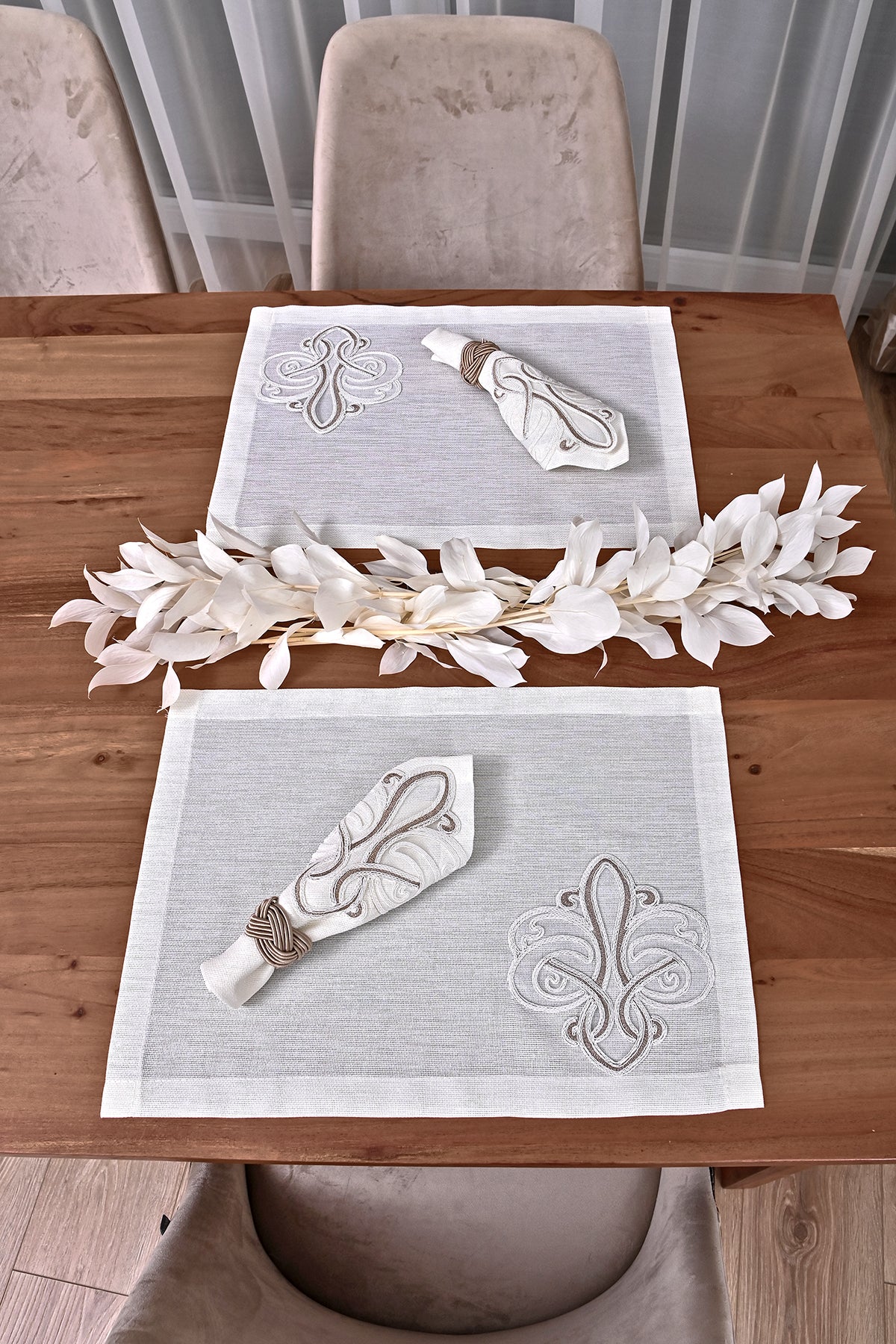 Viento Lüx, 6 darabos tányéralátét szett tört fehér vászon, arany csipkével