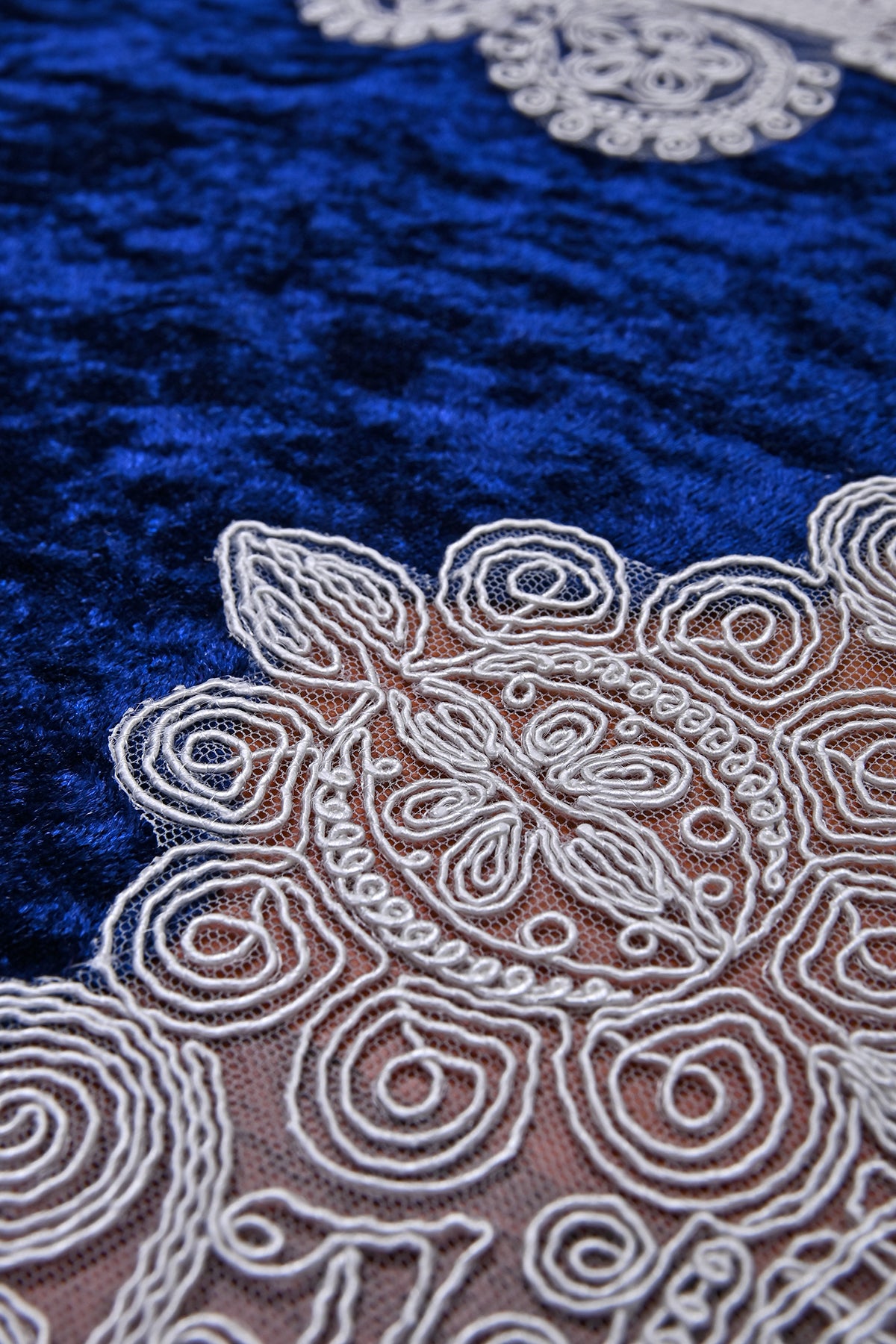 Salkim bársony asztali futó kék színű, fehér csipkével 35x35 cm