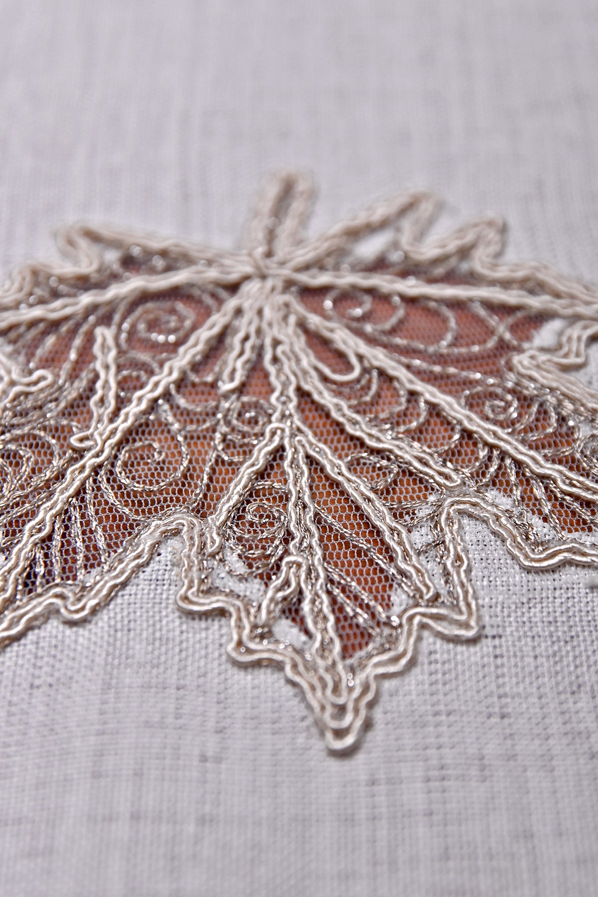 Cinar Eko asztalterítő, tört fehér vászon, arany csipkével 160x220