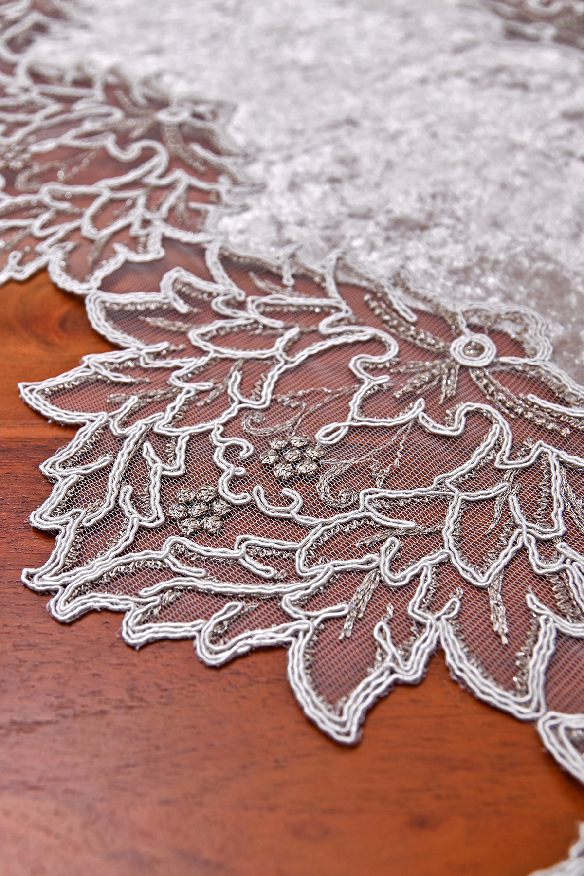 Pera bársony asztali futó kapucsínó színű, arany csipkével 40x100 cm