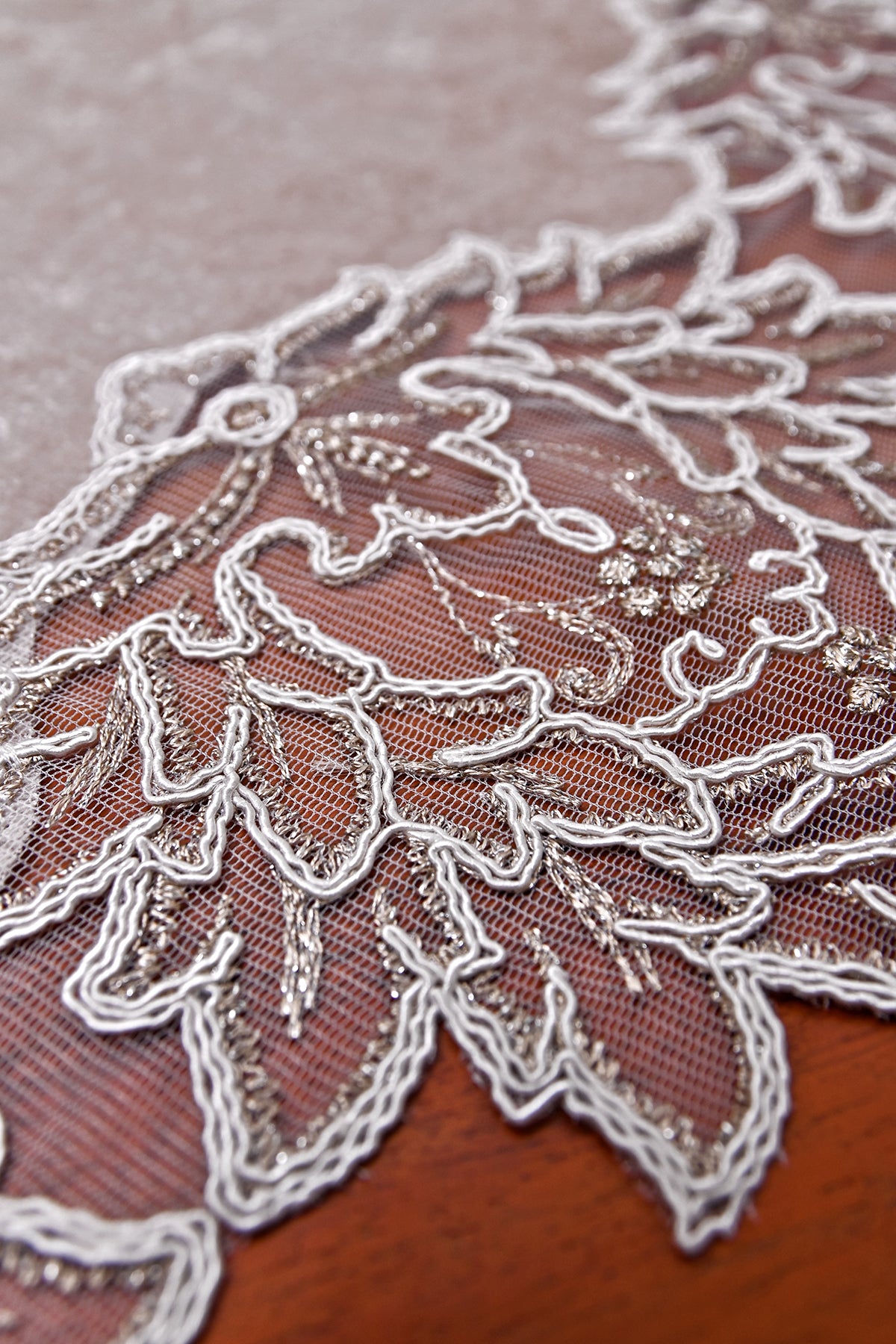 Pera bársony asztali futó kapucsínó színű, arany csipkével 40x100 cm