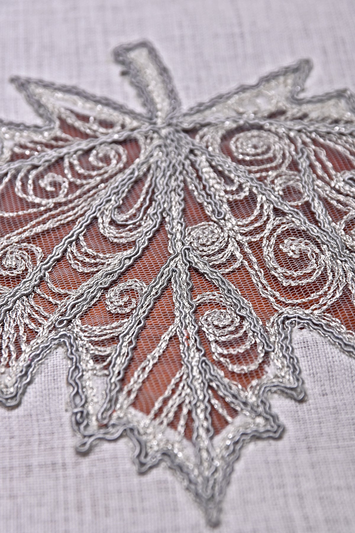 Cinar Eko asztali futó, tört fehér vászon, ezüst nagy csipkével 40x155 cm