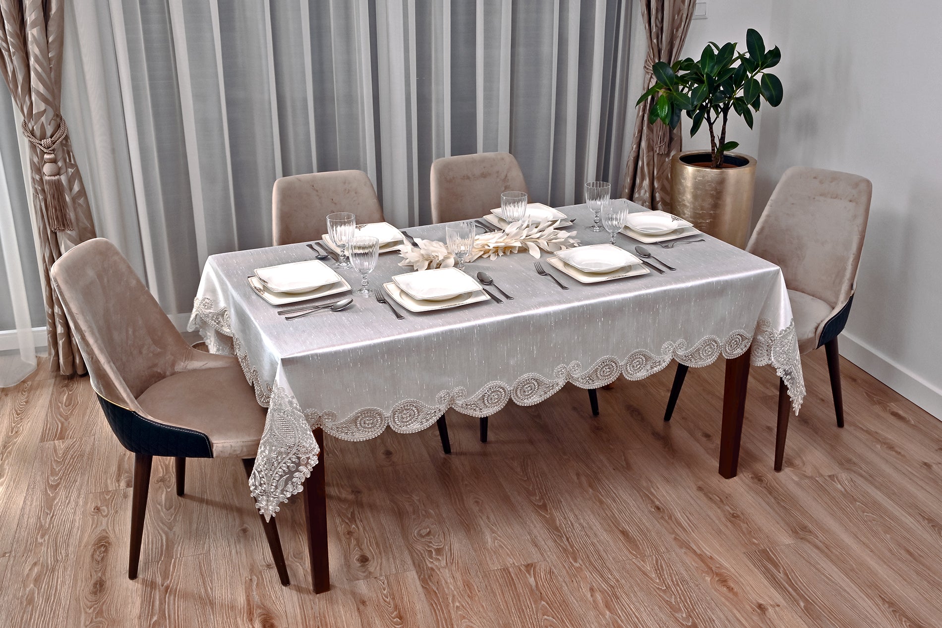 Salkim Lüx asztalterítő, tört fehér, selyem, arany csipkével  160x220