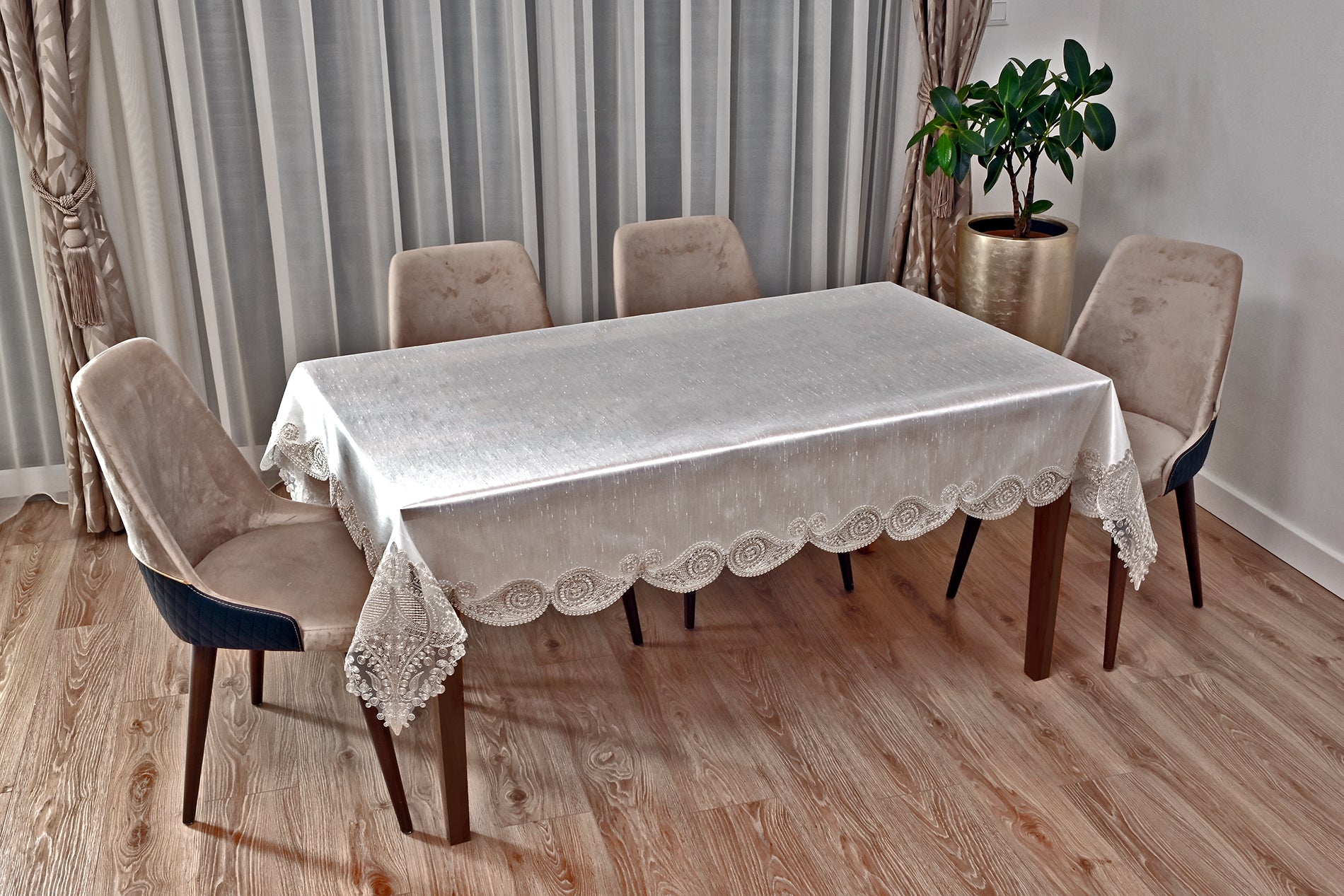 Salkim Lüx asztalterítő, tört fehér, selyem, arany csipkével  160x220