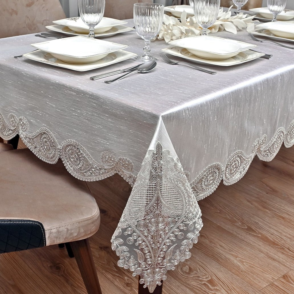 Salkim Lüx asztalterítő, tört fehér, selyem, arany csipkével  160x220