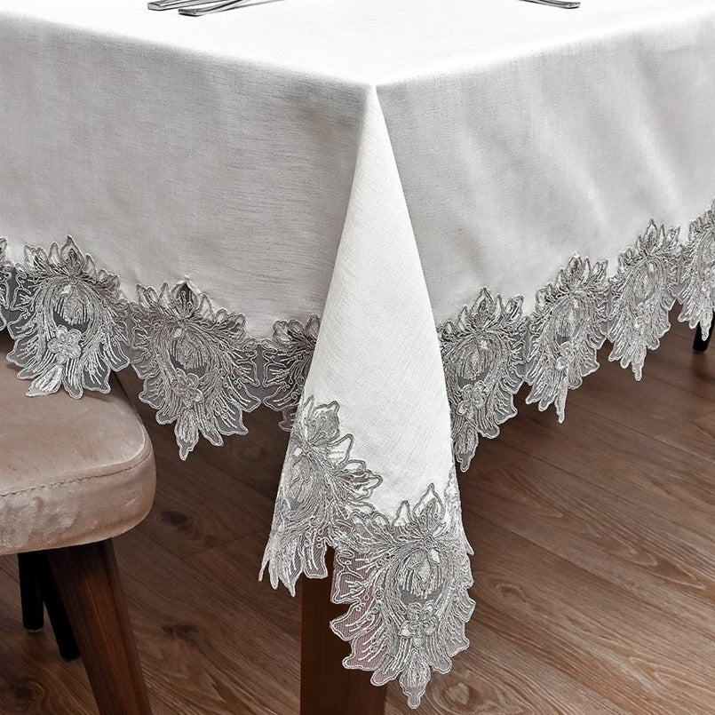 Taj Mahal Lüx asztalterítő tört fehér vászon, ezüst csipkével 160x220
