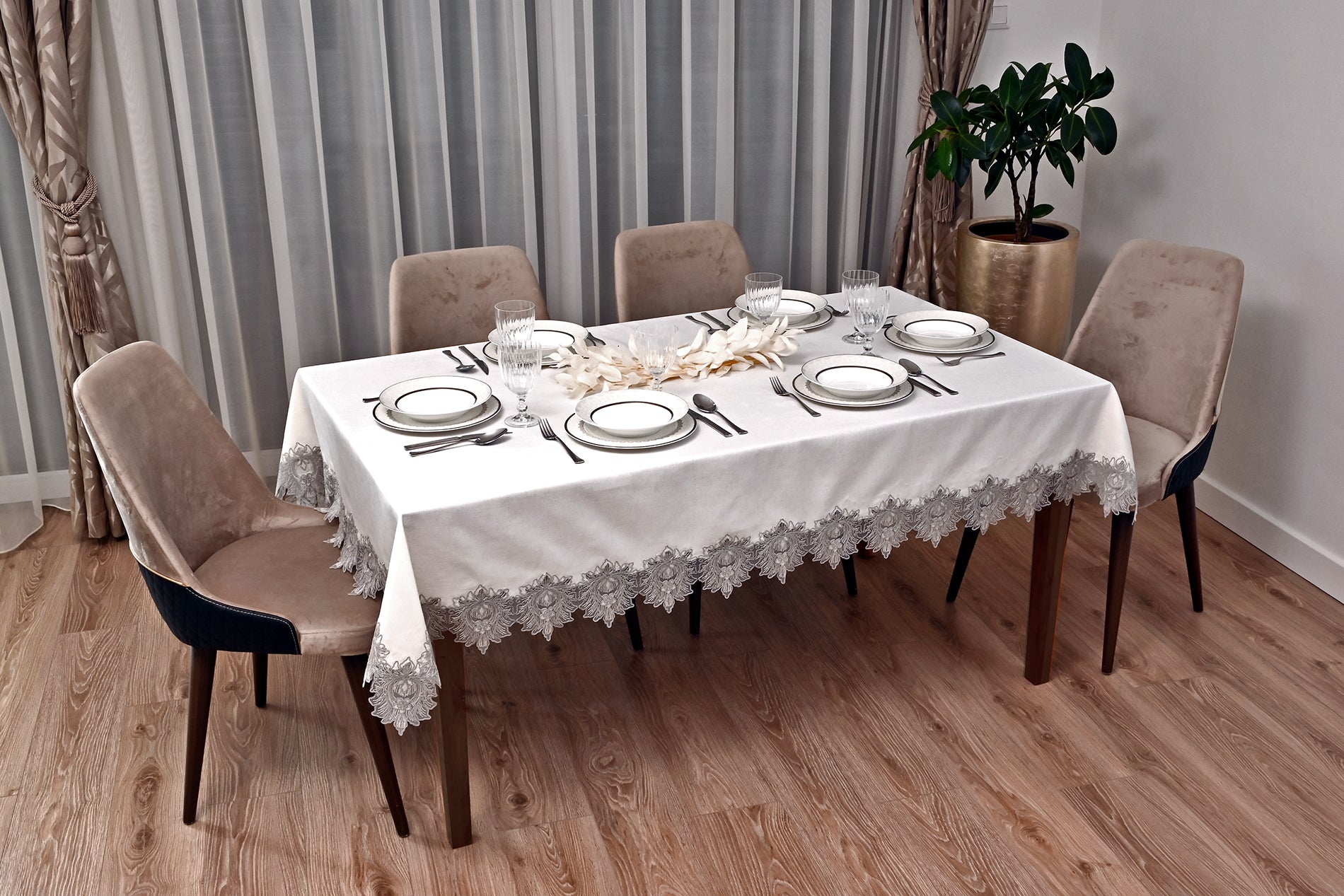 Taj Mahal Lüx asztalterítő tört fehér vászon, ezüst csipkével 160x220