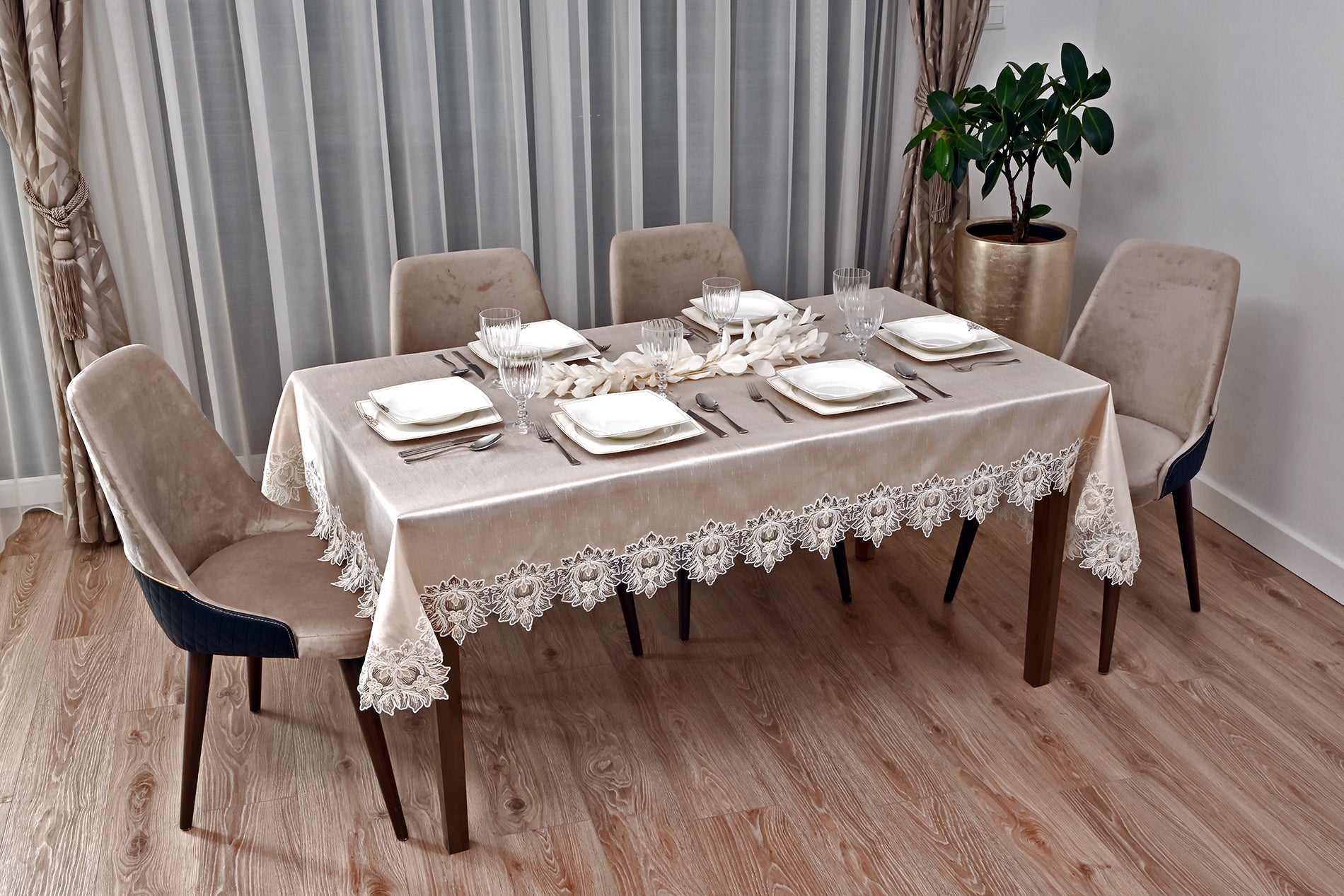 Taj Mahal Lüx asztalterítő bézs selyem, arany csipkével 160x240