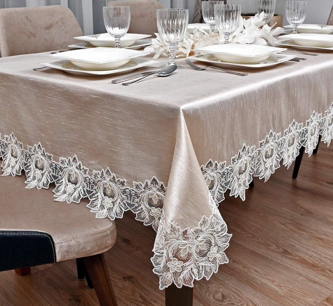 Taj Mahal Lüx asztalterítő bézs selyem, arany csipkével 160x240