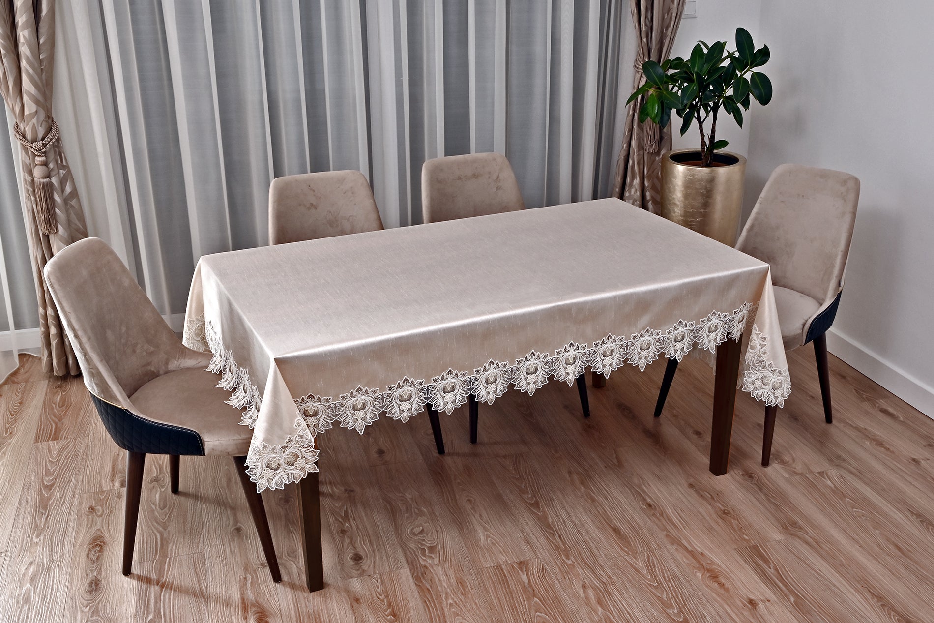 Taj Mahal Lüx asztalterítő bézs selyem, arany csipkével 160x240