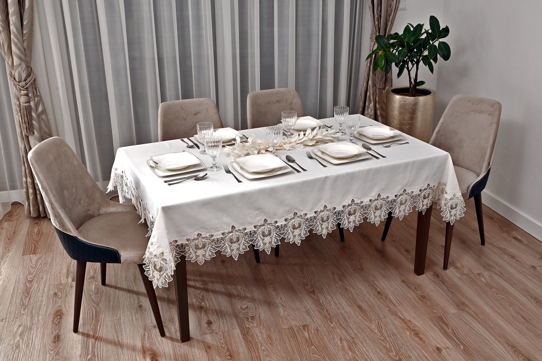 Taj Mahal Lüx asztalterítő tört fehér vászon, arany csipkével 160x220