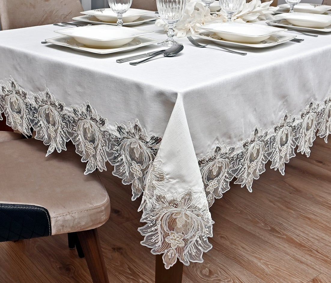 Taj Mahal Lüx asztalterítő tört fehér vászon, arany csipkével 160x220