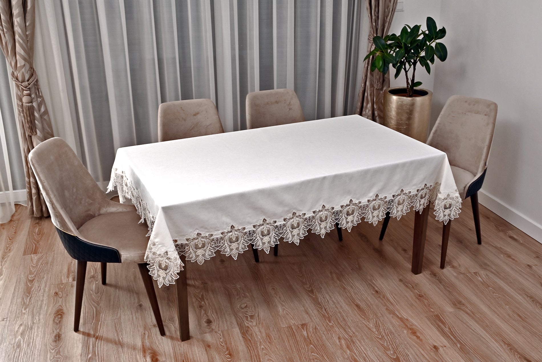 Taj Mahal Lüx asztalterítő tört fehér vászon, arany csipkével 160x220