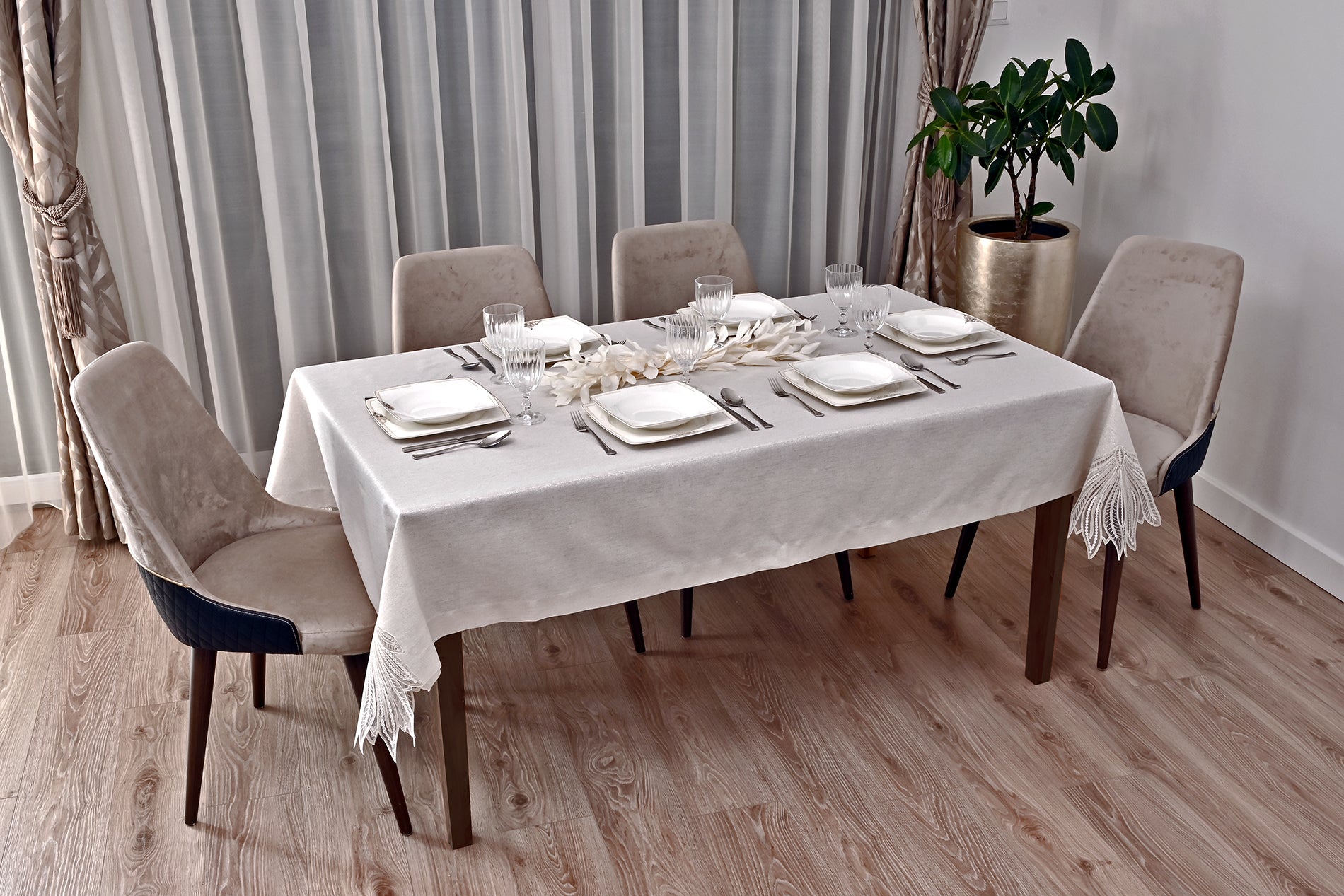 Kaktusz Eko asztalterítő bézs szemcsés vászon, arany csipkével 160x220