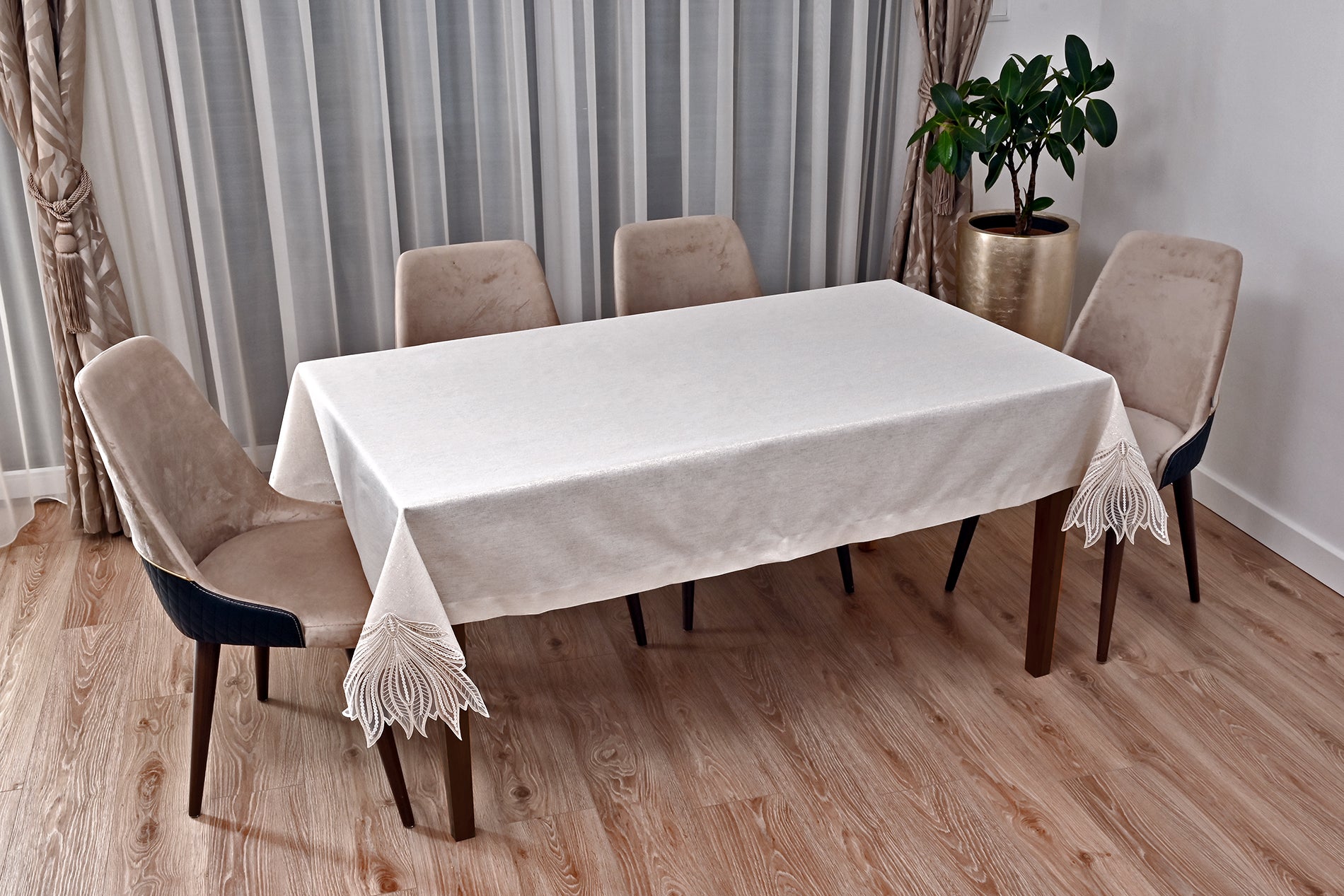 Kaktusz Eko asztalterítő bézs szemcsés vászon, arany csipkével 160x220