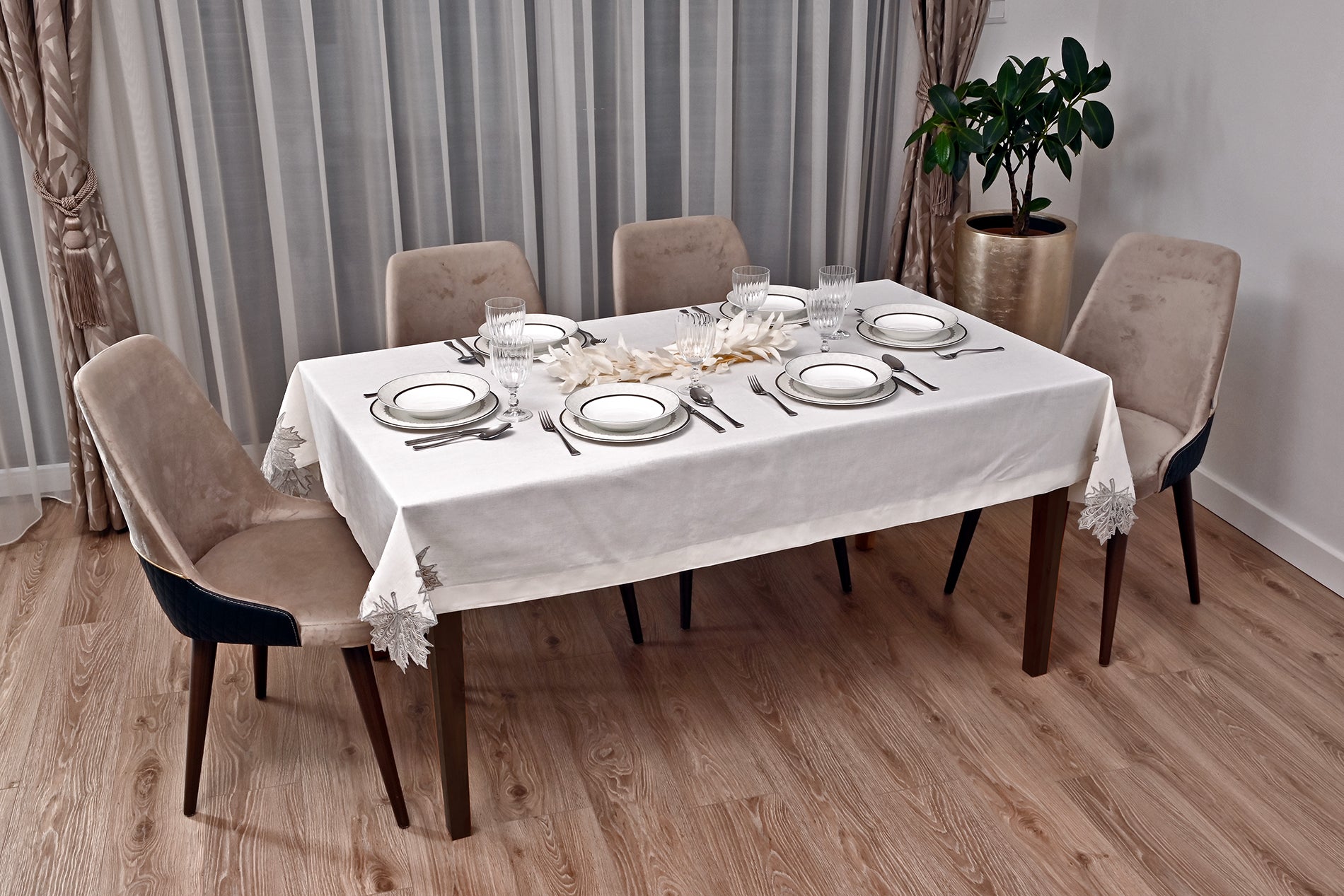 Cinar Eko asztalterítő, tört fehér vászon, nagy ezüst csipkével 160x220