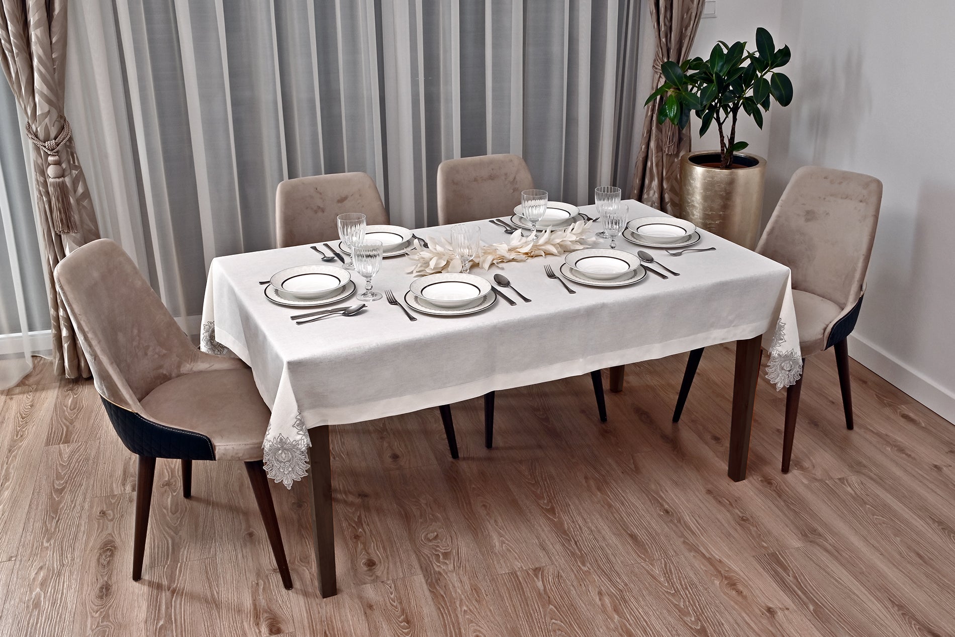 Taj Mahal Eko asztaliterítő,  szürke vászon, szemcsés, ezüst csipkével 160x220