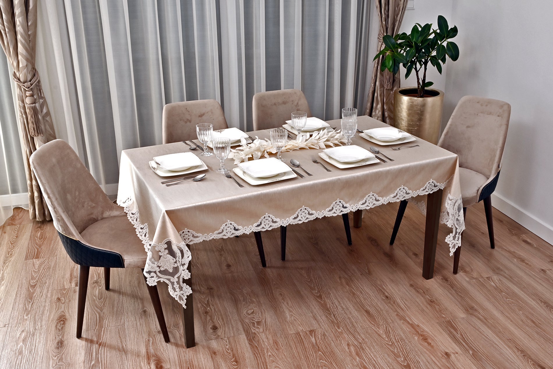 Körfez Lüx, selyem asztalterítő bézs színű, arany csipkével 160x220