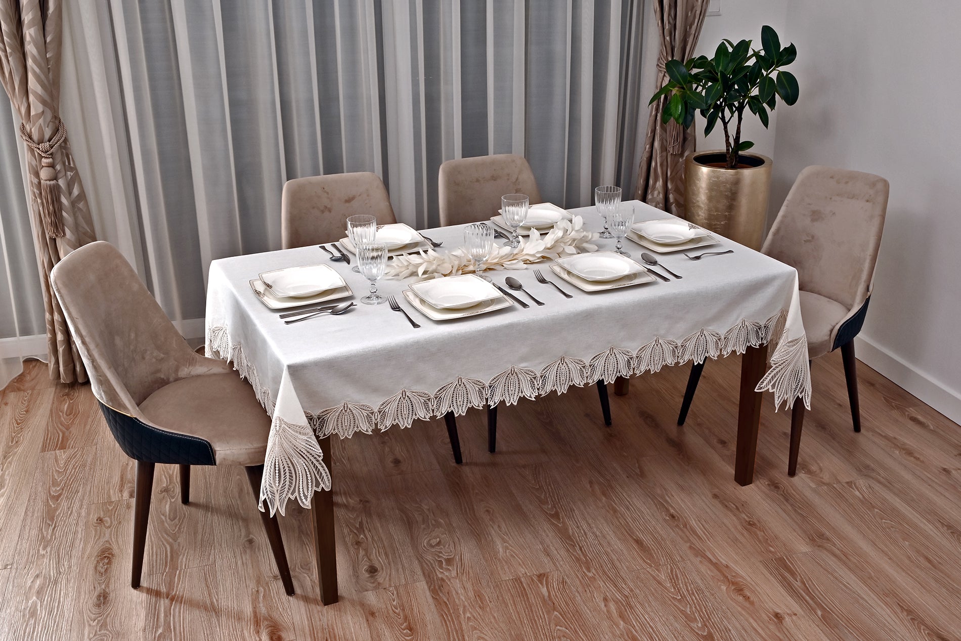 Kaktus Lüx asztalterítő, tört fehér szemcsés vászon, arany csipkével 160x220