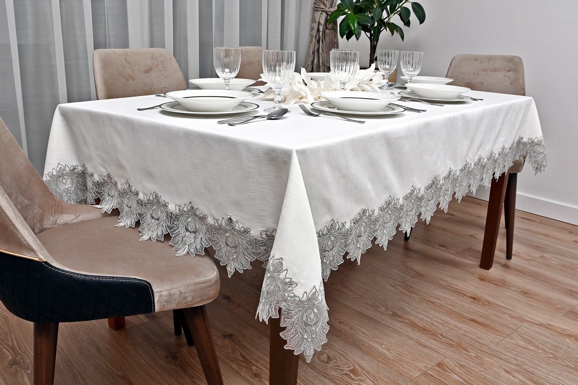 Taj Mahal Lüx asztalterítő tört fehér vászon, ezüst csipkével 160x220