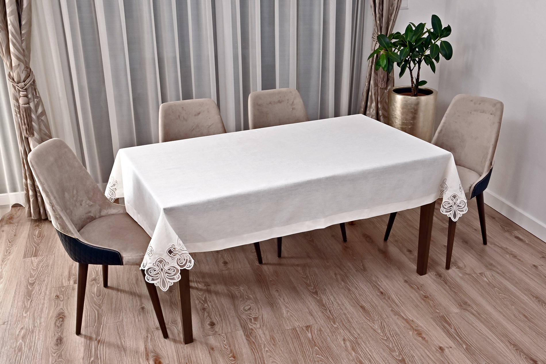 Viento Eko asztalterítő tört fehér vászon, szemcsés, arany csipkével 160 x 220 cm