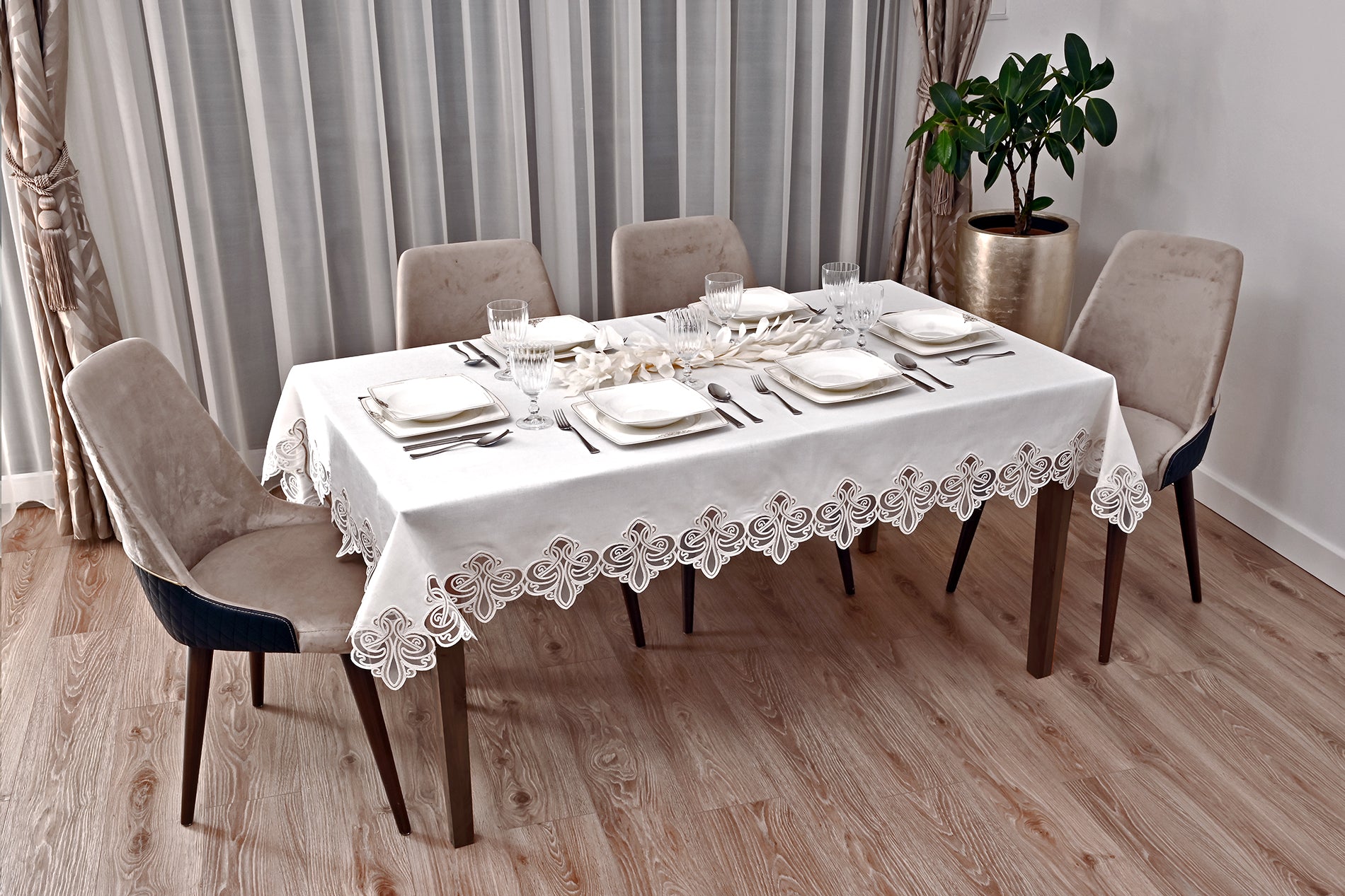 Viento Lüx asztalterítő törtfehér  arany csipkével 160 x 220 cm