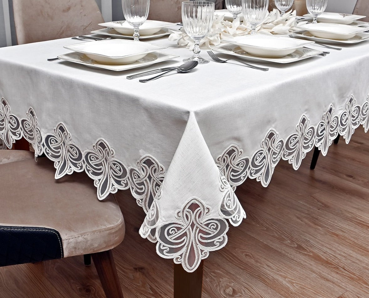 Viento Lüx asztalterítő törtfehér  arany csipkével 160 x 220 cm